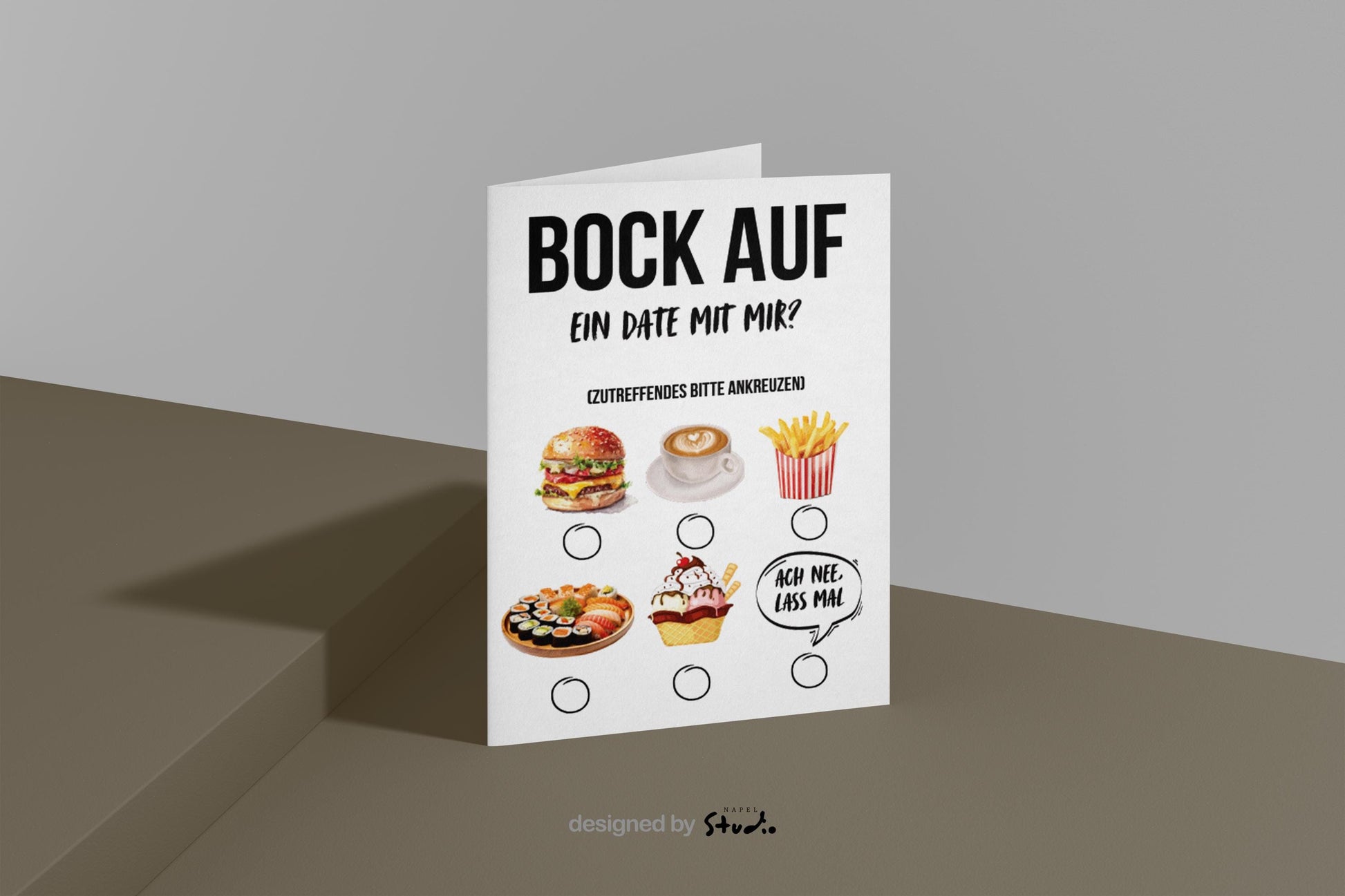 Lustige Grußkarte mit dem Text „Bock auf ein Date mit mir?“ und Auswahlmöglichkeiten zum Ankreuzen. Abgebildet sind verschiedene Date-Optionen wie Burger, Kaffee, Pommes, Sushi, Eis sowie die Antwort „Ach nee lass mal“. Humorvolle Einladungskarte für ein Date, ideal als witzige Liebes- oder Flirtkarte für Partner, Crush oder Lieblingsmensch. Modernes, verspieltes Design auf hellem Hintergrund.