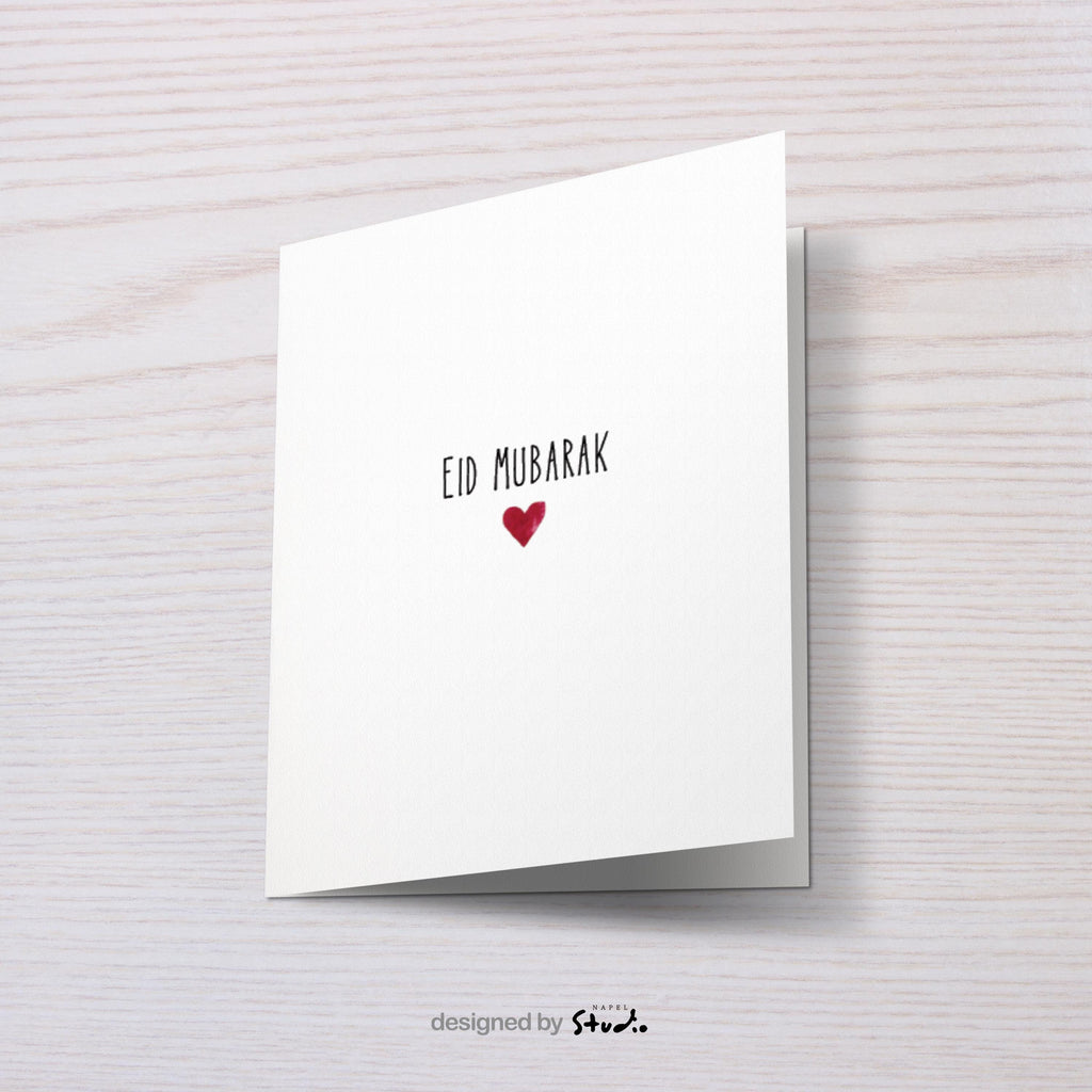 Minimalistische Eid-Mubarak-Grußkarte mit schlichtem Design. Auf hellem Hintergrund steht der Schriftzug „Eid Mubarak“ in moderner Typografie, darunter ein kleines rotes Herz. Zeitlose, elegante islamische Glückwunschkarte zum Eid al-Fitr, Zuckerfest oder als liebevolle Aufmerksamkeit für Familie, Freunde oder Lieblingsmenschen. Reduziertes, modernes Design mit emotionaler Wirkung.