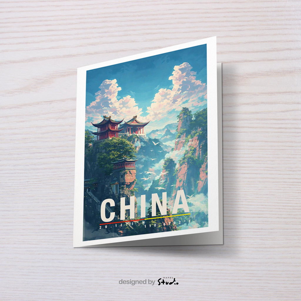 Künstlerische Grußkarte mit traditioneller chinesischer Architektur in einer spektakulären Berglandschaft. Mehrere Tempel liegen auf steilen Felsen, umgeben von Nebel, Wolken und sattem Grün. Die Illustration verbindet Natur, Spiritualität und fernöstliche Kultur und vermittelt Ruhe sowie Abenteuerlust. Perfekt als Grußkarte für Reiseliebhaber, Asien-Fans oder als besondere Karte mit kulturellem Flair.