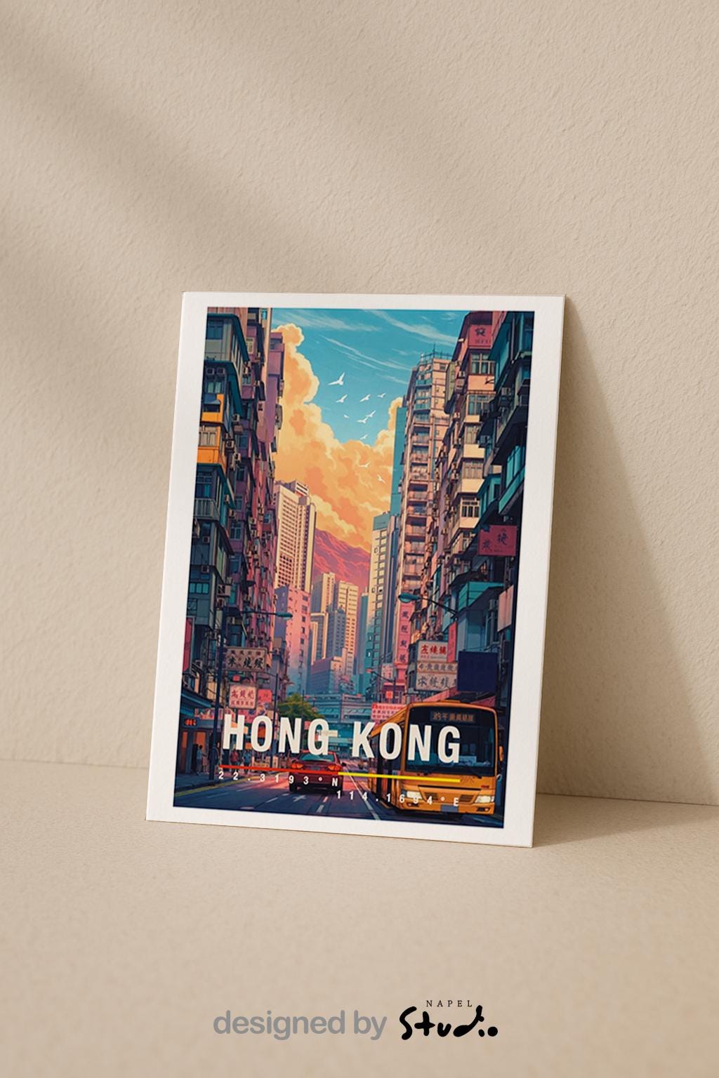 Illustrative Grußkarte mit einer belebten Straßenszene aus Hong Kong. Enge Straßen, Hochhäuser, Busse und Leuchtreklamen zeigen den pulsierenden Alltag der asiatischen Metropole. Warme Farben und dynamische Perspektiven vermitteln Bewegung und Leben. Eine perfekte Grußkarte für Stadtliebhaber, Reisefans oder alle, die urbane Motive und internationale Städte mögen.