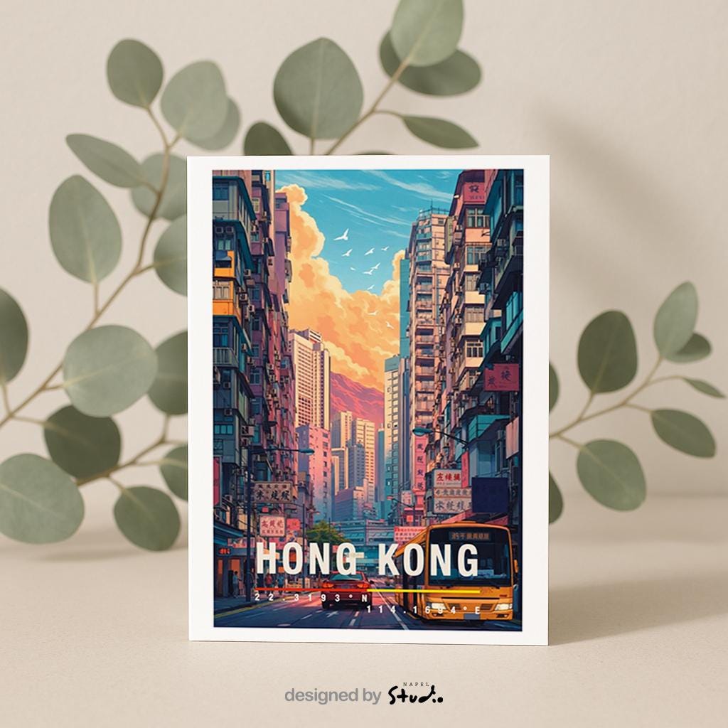 Illustrative Grußkarte mit einer belebten Straßenszene aus Hong Kong. Enge Straßen, Hochhäuser, Busse und Leuchtreklamen zeigen den pulsierenden Alltag der asiatischen Metropole. Warme Farben und dynamische Perspektiven vermitteln Bewegung und Leben. Eine perfekte Grußkarte für Stadtliebhaber, Reisefans oder alle, die urbane Motive und internationale Städte mögen.