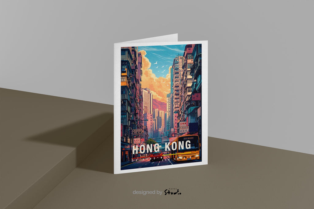 Illustrative Grußkarte mit einer belebten Straßenszene aus Hong Kong. Enge Straßen, Hochhäuser, Busse und Leuchtreklamen zeigen den pulsierenden Alltag der asiatischen Metropole. Warme Farben und dynamische Perspektiven vermitteln Bewegung und Leben. Eine perfekte Grußkarte für Stadtliebhaber, Reisefans oder alle, die urbane Motive und internationale Städte mögen.