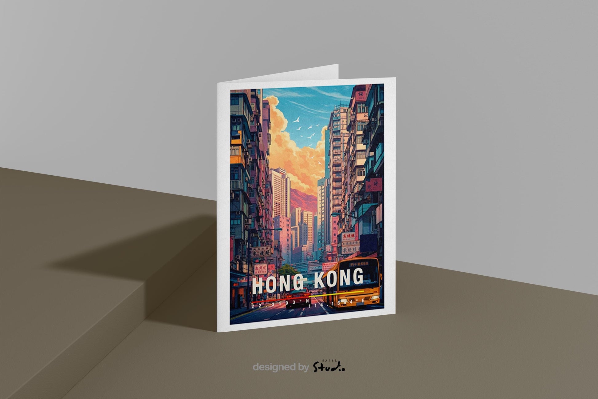 Illustrative Grußkarte mit einer belebten Straßenszene aus Hong Kong. Enge Straßen, Hochhäuser, Busse und Leuchtreklamen zeigen den pulsierenden Alltag der asiatischen Metropole. Warme Farben und dynamische Perspektiven vermitteln Bewegung und Leben. Eine perfekte Grußkarte für Stadtliebhaber, Reisefans oder alle, die urbane Motive und internationale Städte mögen.