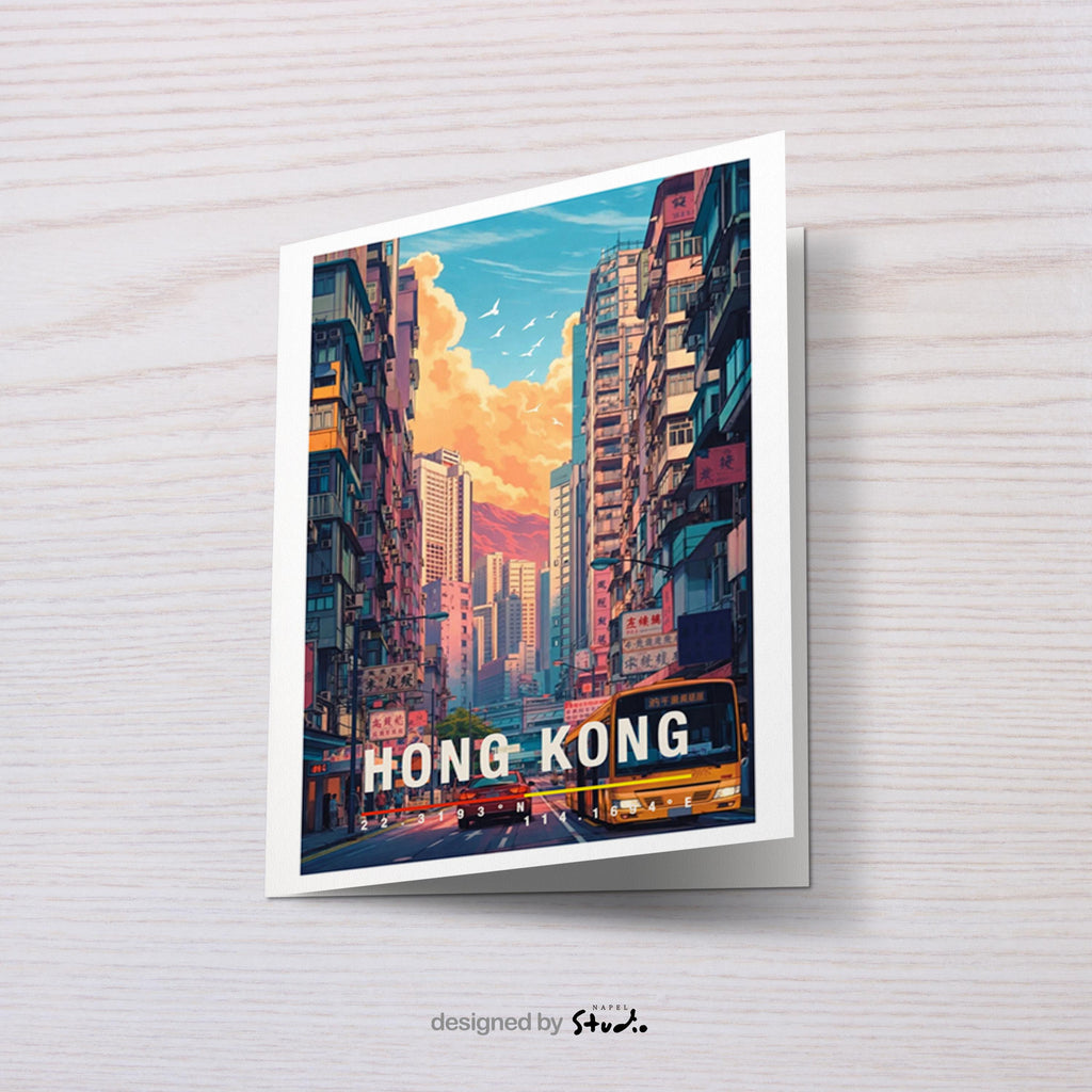 Illustrative Grußkarte mit einer belebten Straßenszene aus Hong Kong. Enge Straßen, Hochhäuser, Busse und Leuchtreklamen zeigen den pulsierenden Alltag der asiatischen Metropole. Warme Farben und dynamische Perspektiven vermitteln Bewegung und Leben. Eine perfekte Grußkarte für Stadtliebhaber, Reisefans oder alle, die urbane Motive und internationale Städte mögen.