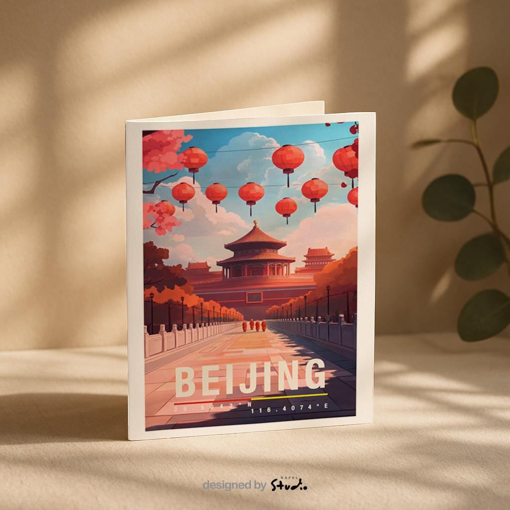 Stimmungsvolle Grußkarte mit einer traditionellen Szene aus Beijing. Rote Laternen hängen über einem breiten Weg, der zu klassischer chinesischer Architektur führt. Warme Farben und klare Linien vermitteln Festlichkeit, Kultur und Geschichte. Diese Karte eignet sich perfekt als Reisegrußkarte, Kulturkarte oder als stilvolle Grußkarte mit asiatischem Flair.