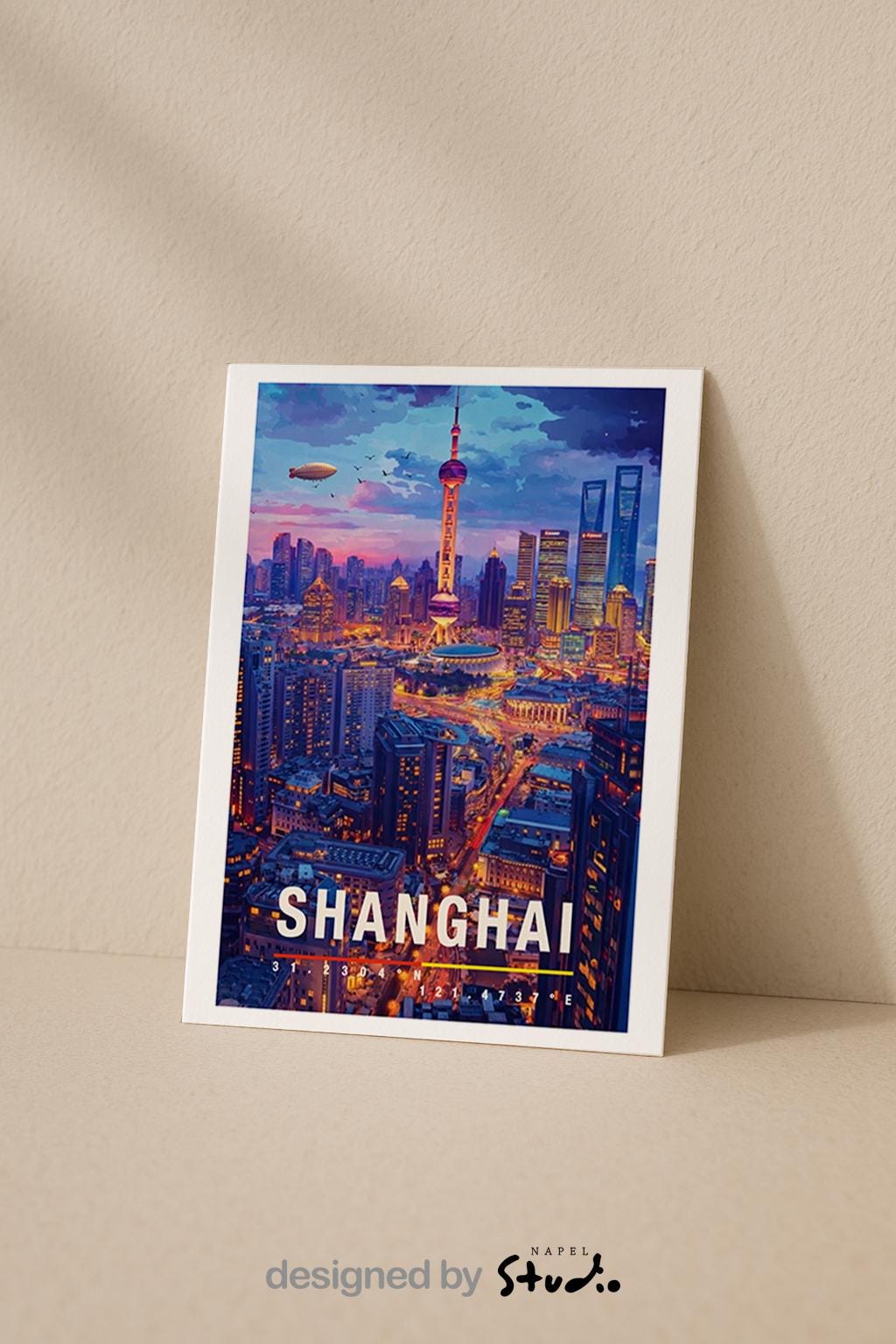Moderne Grußkarte mit der beeindruckenden Skyline von Shanghai bei Dämmerung. Wolkenkratzer, beleuchtete Straßen und der markante Fernsehturm prägen das Stadtbild. Die farbenreiche Illustration verbindet Dynamik, Zukunft und Großstadtgefühl. Ideal als Grußkarte für Reisebegeisterte, Stadtfans oder als modernes Asien-Motiv.