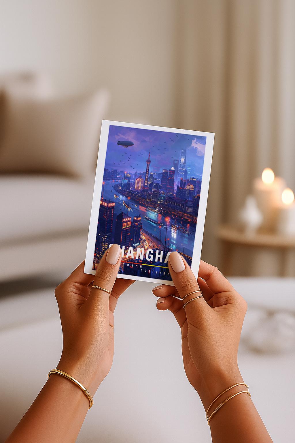 Atmosphärische Grußkarte mit einer nächtlichen Ansicht von Shanghai. Der Fluss schlängelt sich durch die Stadt, reflektiert Lichter und Neonfarben der Hochhäuser. Die Szene vermittelt Energie, Tiefe und internationales Flair. Perfekt als Grußkarte für Weltenbummler, Asien-Liebhaber oder als stilvolle Karte mit urbanem Charakter.