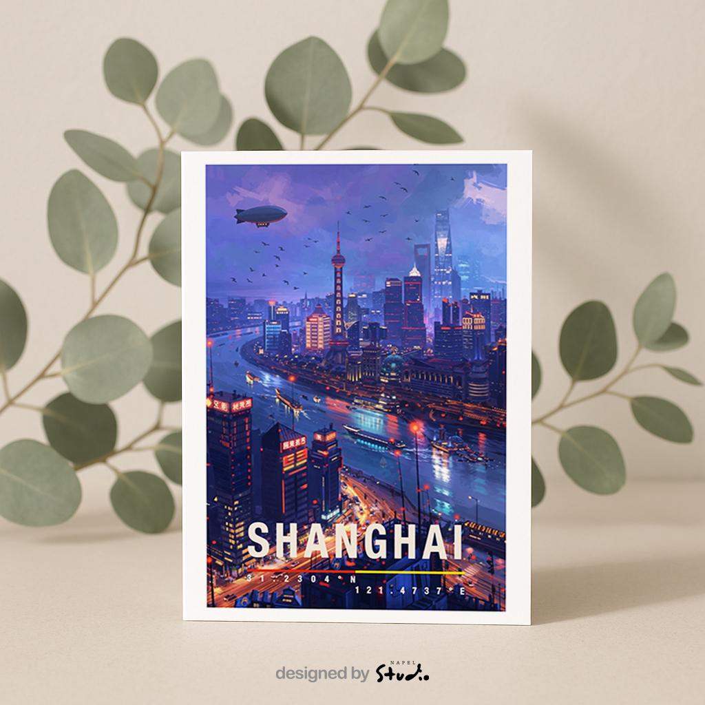 Atmosphärische Grußkarte mit einer nächtlichen Ansicht von Shanghai. Der Fluss schlängelt sich durch die Stadt, reflektiert Lichter und Neonfarben der Hochhäuser. Die Szene vermittelt Energie, Tiefe und internationales Flair. Perfekt als Grußkarte für Weltenbummler, Asien-Liebhaber oder als stilvolle Karte mit urbanem Charakter.