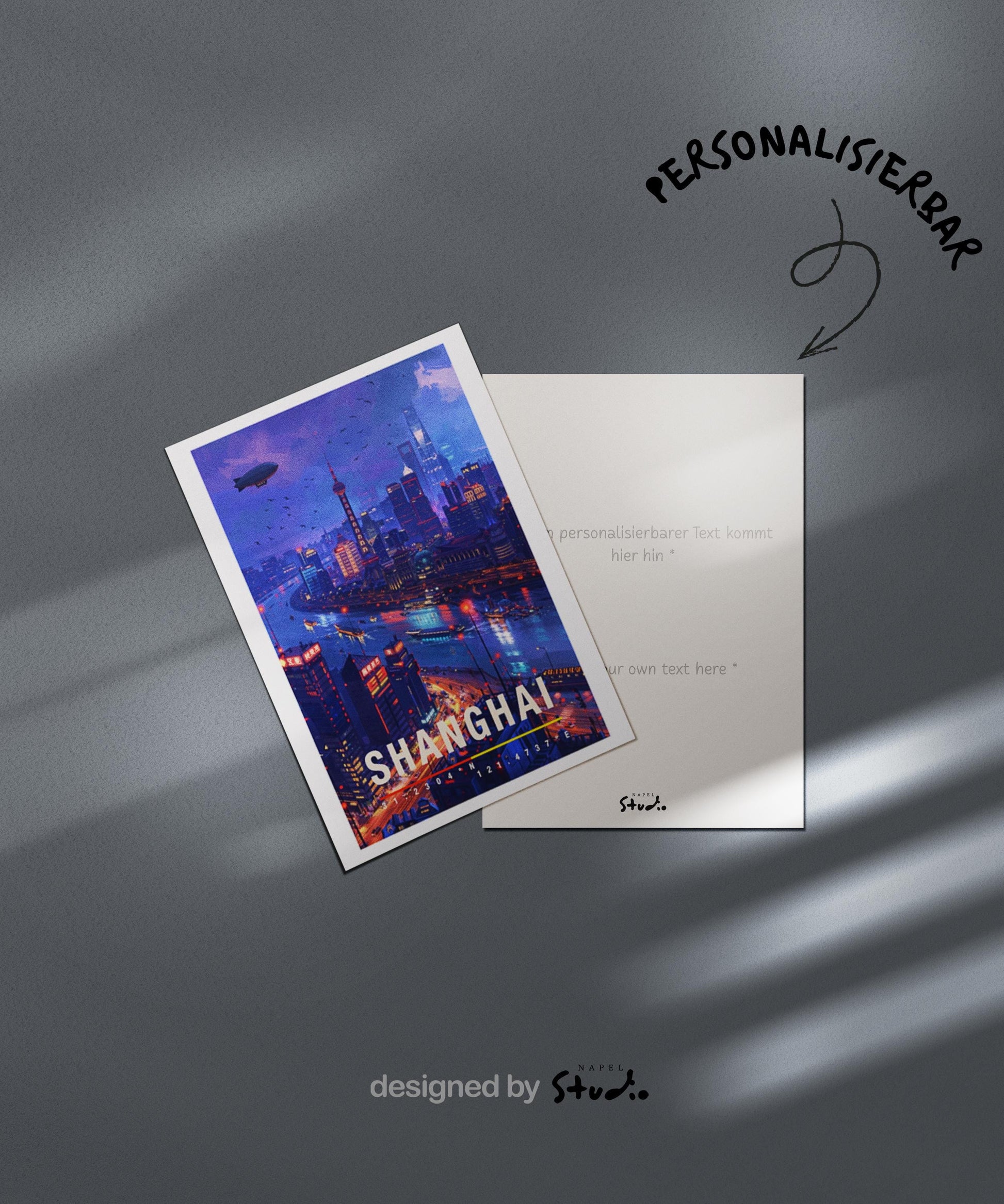 Atmosphärische Grußkarte mit einer nächtlichen Ansicht von Shanghai. Der Fluss schlängelt sich durch die Stadt, reflektiert Lichter und Neonfarben der Hochhäuser. Die Szene vermittelt Energie, Tiefe und internationales Flair. Perfekt als Grußkarte für Weltenbummler, Asien-Liebhaber oder als stilvolle Karte mit urbanem Charakter.