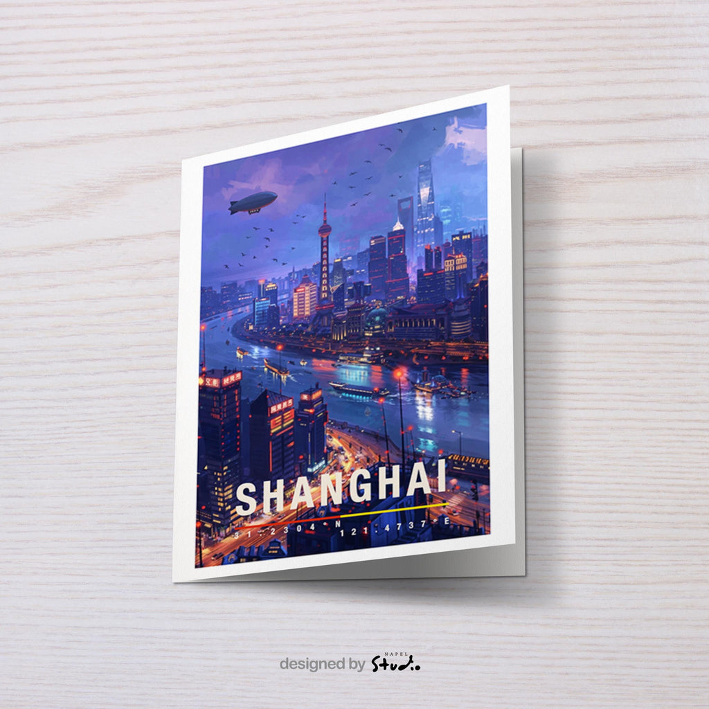 Atmosphärische Grußkarte mit einer nächtlichen Ansicht von Shanghai. Der Fluss schlängelt sich durch die Stadt, reflektiert Lichter und Neonfarben der Hochhäuser. Die Szene vermittelt Energie, Tiefe und internationales Flair. Perfekt als Grußkarte für Weltenbummler, Asien-Liebhaber oder als stilvolle Karte mit urbanem Charakter.