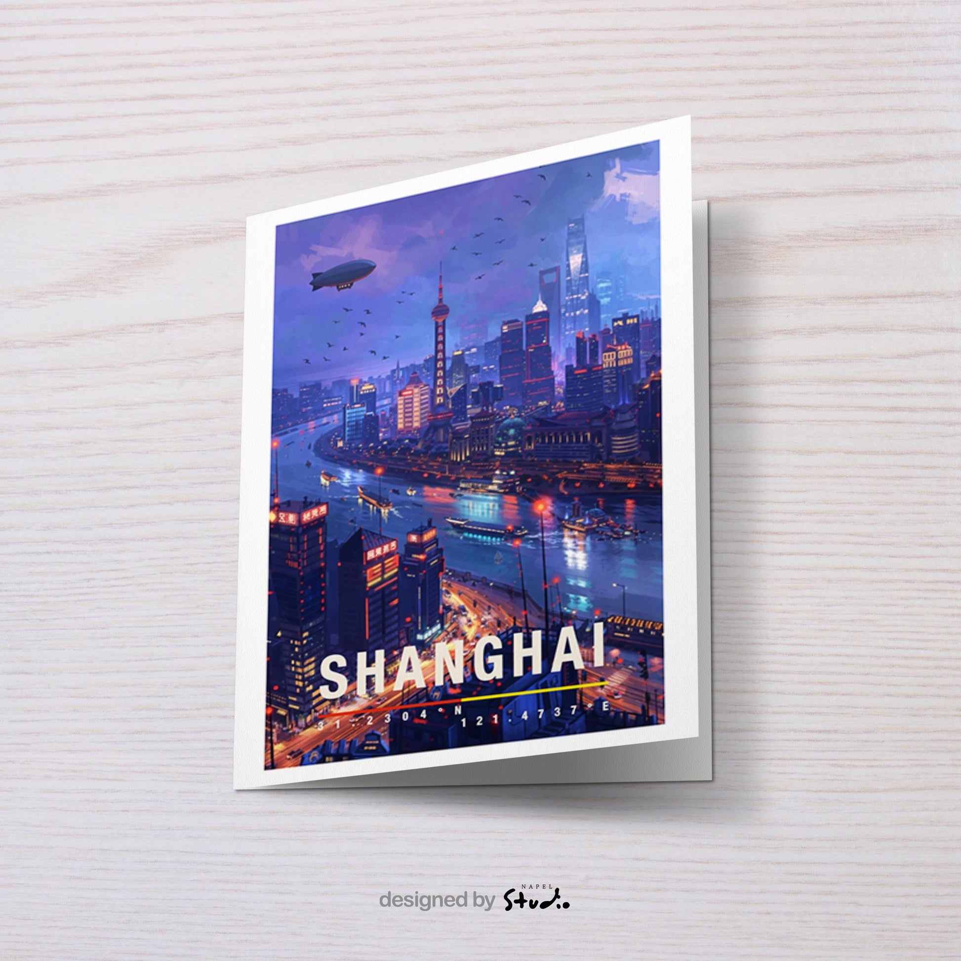 Atmosphärische Grußkarte mit einer nächtlichen Ansicht von Shanghai. Der Fluss schlängelt sich durch die Stadt, reflektiert Lichter und Neonfarben der Hochhäuser. Die Szene vermittelt Energie, Tiefe und internationales Flair. Perfekt als Grußkarte für Weltenbummler, Asien-Liebhaber oder als stilvolle Karte mit urbanem Charakter.