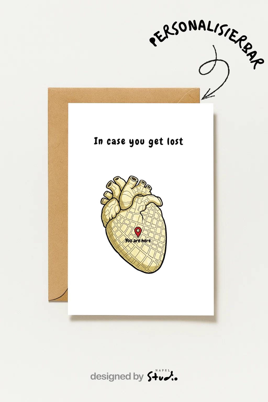 Illustration eines anatomischen Herzens, das wie eine Stadtkarte gestaltet ist. In der Mitte befindet sich ein roter Standort-Pin mit dem Text „You are here“. Darüber steht der Schriftzug „In case you get lost“. Die Karte verbindet Humor, Anatomie und Liebe und eignet sich perfekt als besondere Grußkarte für Partner, Freunde oder als kleine Aufmerksamkeit.