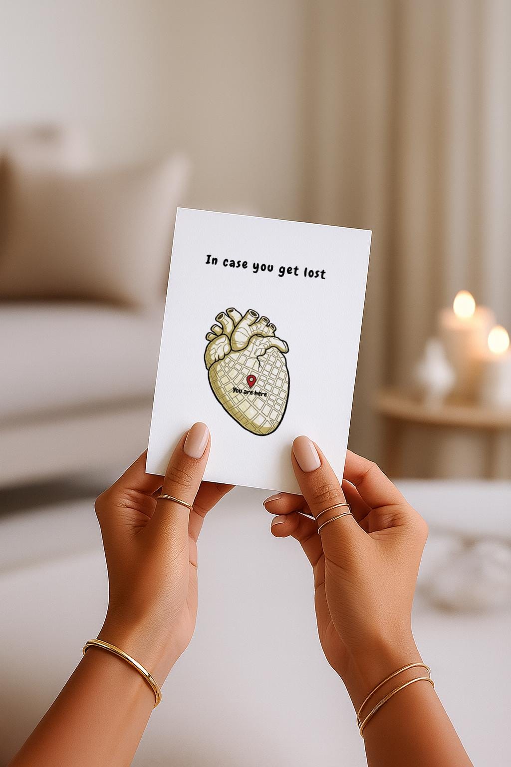 Illustration eines anatomischen Herzens, das wie eine Stadtkarte gestaltet ist. In der Mitte befindet sich ein roter Standort-Pin mit dem Text „You are here“. Darüber steht der Schriftzug „In case you get lost“. Die Karte verbindet Humor, Anatomie und Liebe und eignet sich perfekt als besondere Grußkarte für Partner, Freunde oder als kleine Aufmerksamkeit.