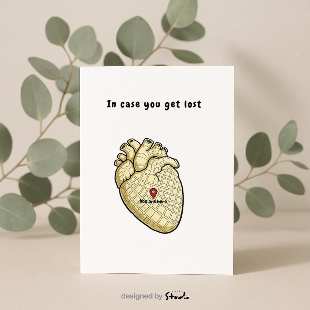 Illustration eines anatomischen Herzens, das wie eine Stadtkarte gestaltet ist. In der Mitte befindet sich ein roter Standort-Pin mit dem Text „You are here“. Darüber steht der Schriftzug „In case you get lost“. Die Karte verbindet Humor, Anatomie und Liebe und eignet sich perfekt als besondere Grußkarte für Partner, Freunde oder als kleine Aufmerksamkeit.