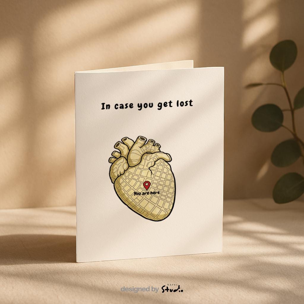 Illustration eines anatomischen Herzens, das wie eine Stadtkarte gestaltet ist. In der Mitte befindet sich ein roter Standort-Pin mit dem Text „You are here“. Darüber steht der Schriftzug „In case you get lost“. Die Karte verbindet Humor, Anatomie und Liebe und eignet sich perfekt als besondere Grußkarte für Partner, Freunde oder als kleine Aufmerksamkeit.