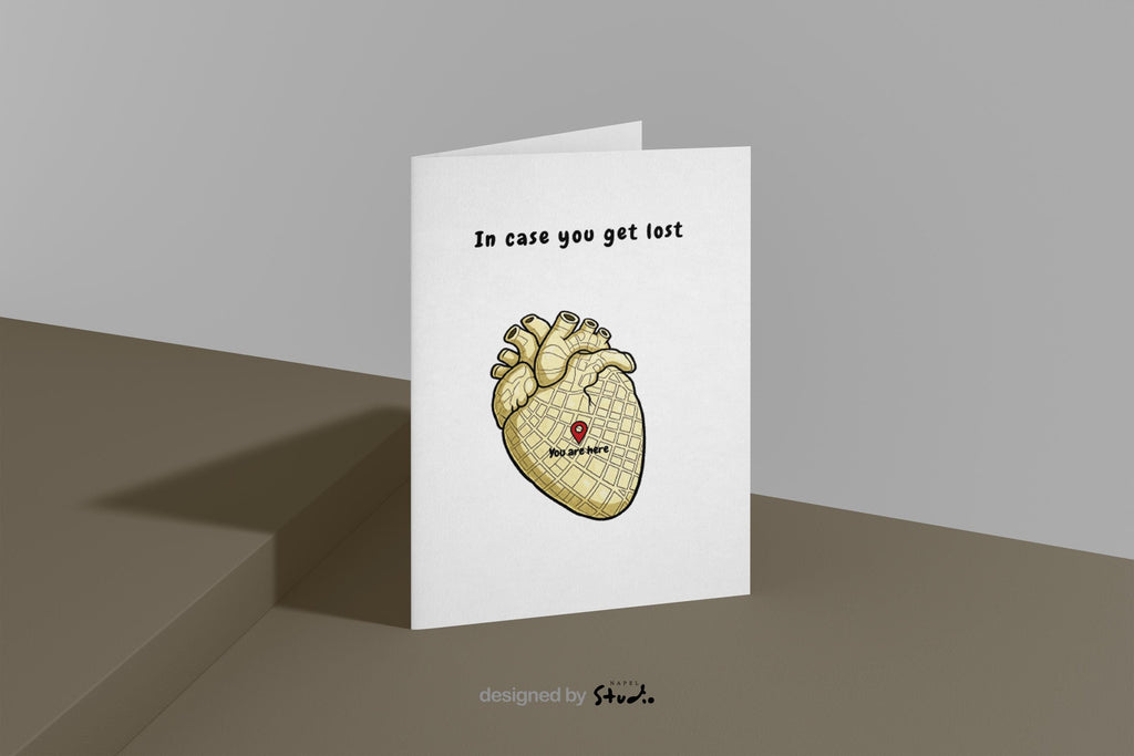 Illustration eines anatomischen Herzens, das wie eine Stadtkarte gestaltet ist. In der Mitte befindet sich ein roter Standort-Pin mit dem Text „You are here“. Darüber steht der Schriftzug „In case you get lost“. Die Karte verbindet Humor, Anatomie und Liebe und eignet sich perfekt als besondere Grußkarte für Partner, Freunde oder als kleine Aufmerksamkeit.