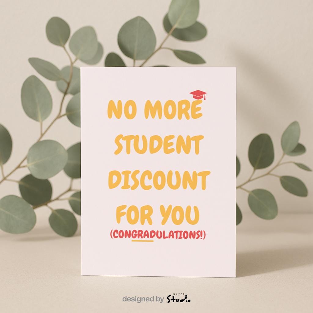 Moderne Grußkarte mit hellem Hintergrund und dem Text „No more student discount for you (Congratulations!)“. Eine kleine Abschlusskappe ergänzt das Design. Die Karte ist ideal als witzige Glückwunschkarte zum Studienabschluss, zur Graduation oder zum Ende der Ausbildungszeit.
