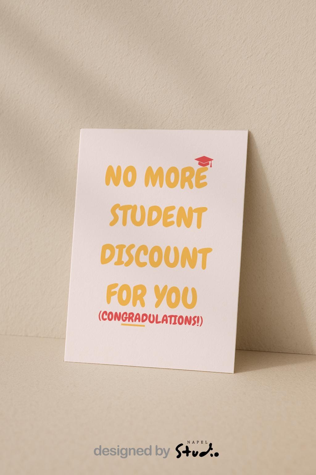 Moderne Grußkarte mit hellem Hintergrund und dem Text „No more student discount for you (Congratulations!)“. Eine kleine Abschlusskappe ergänzt das Design. Die Karte ist ideal als witzige Glückwunschkarte zum Studienabschluss, zur Graduation oder zum Ende der Ausbildungszeit.