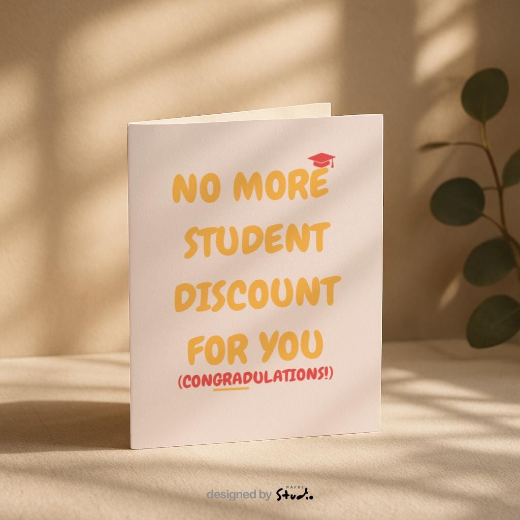 Moderne Grußkarte mit hellem Hintergrund und dem Text „No more student discount for you (Congratulations!)“. Eine kleine Abschlusskappe ergänzt das Design. Die Karte ist ideal als witzige Glückwunschkarte zum Studienabschluss, zur Graduation oder zum Ende der Ausbildungszeit.