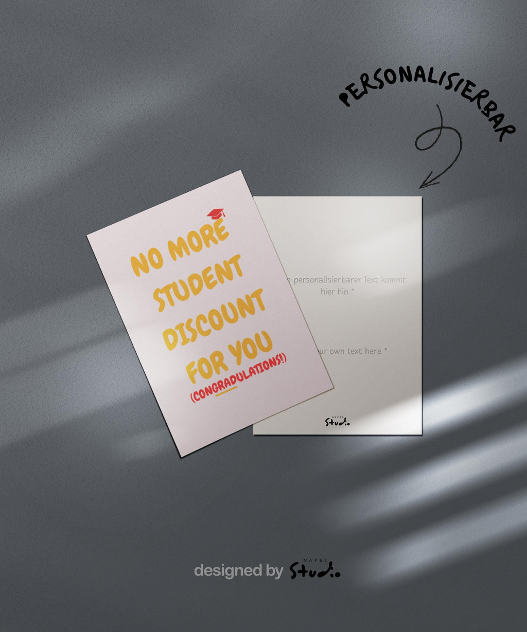 Moderne Grußkarte mit hellem Hintergrund und dem Text „No more student discount for you (Congratulations!)“. Eine kleine Abschlusskappe ergänzt das Design. Die Karte ist ideal als witzige Glückwunschkarte zum Studienabschluss, zur Graduation oder zum Ende der Ausbildungszeit.