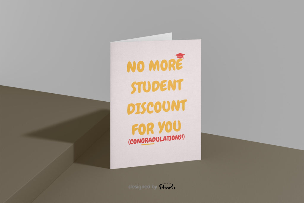 Moderne Grußkarte mit hellem Hintergrund und dem Text „No more student discount for you (Congratulations!)“. Eine kleine Abschlusskappe ergänzt das Design. Die Karte ist ideal als witzige Glückwunschkarte zum Studienabschluss, zur Graduation oder zum Ende der Ausbildungszeit.