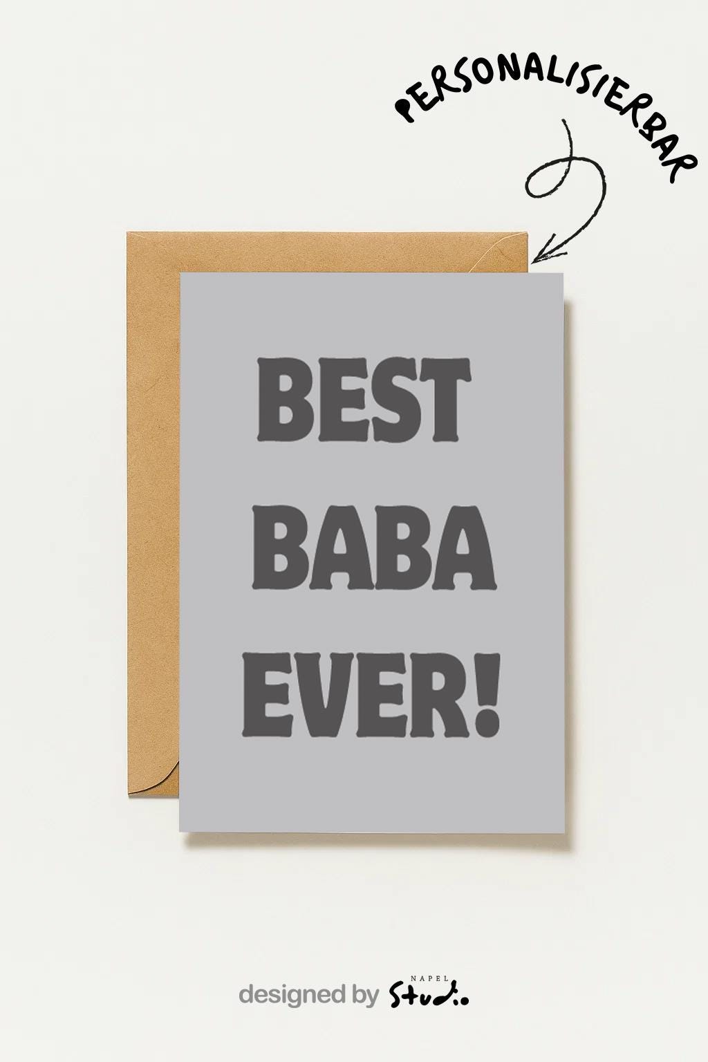 Minimalistische Grußkarte mit grauem Hintergrund und dem Schriftzug „BEST BABA EVER!“. Die schlichte Typografie rückt die Botschaft in den Mittelpunkt und macht die Karte zu einer emotionalen und modernen Grußkarte für Väter. Ideal als Geburtstagskarte, Vatertagskarte oder kleine Aufmerksamkeit für Papa oder Baba.