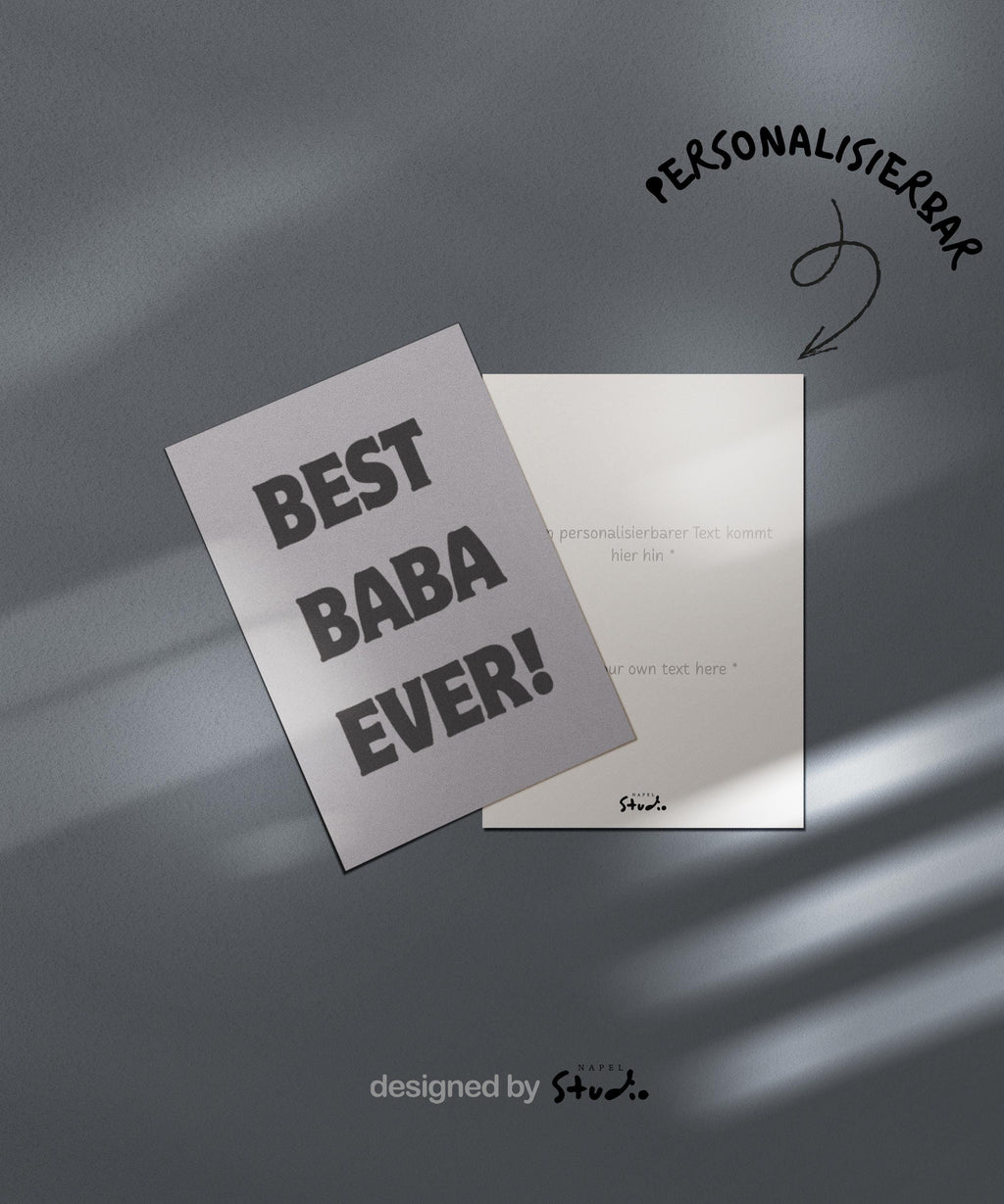 Minimalistische Grußkarte mit grauem Hintergrund und dem Schriftzug „BEST BABA EVER!“. Die schlichte Typografie rückt die Botschaft in den Mittelpunkt und macht die Karte zu einer emotionalen und modernen Grußkarte für Väter. Ideal als Geburtstagskarte, Vatertagskarte oder kleine Aufmerksamkeit für Papa oder Baba.