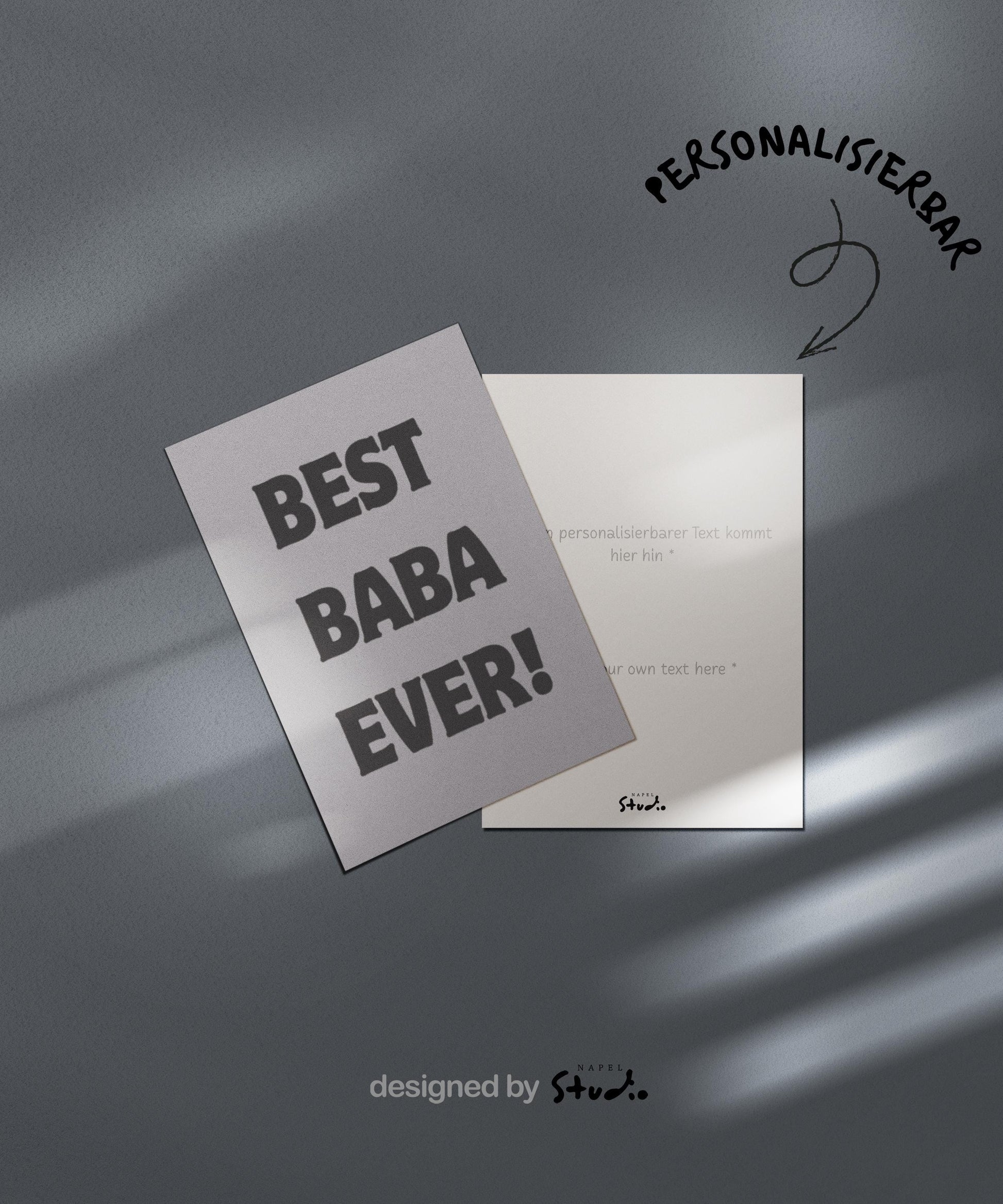 Minimalistische Grußkarte mit grauem Hintergrund und dem Schriftzug „BEST BABA EVER!“. Die schlichte Typografie rückt die Botschaft in den Mittelpunkt und macht die Karte zu einer emotionalen und modernen Grußkarte für Väter. Ideal als Geburtstagskarte, Vatertagskarte oder kleine Aufmerksamkeit für Papa oder Baba.