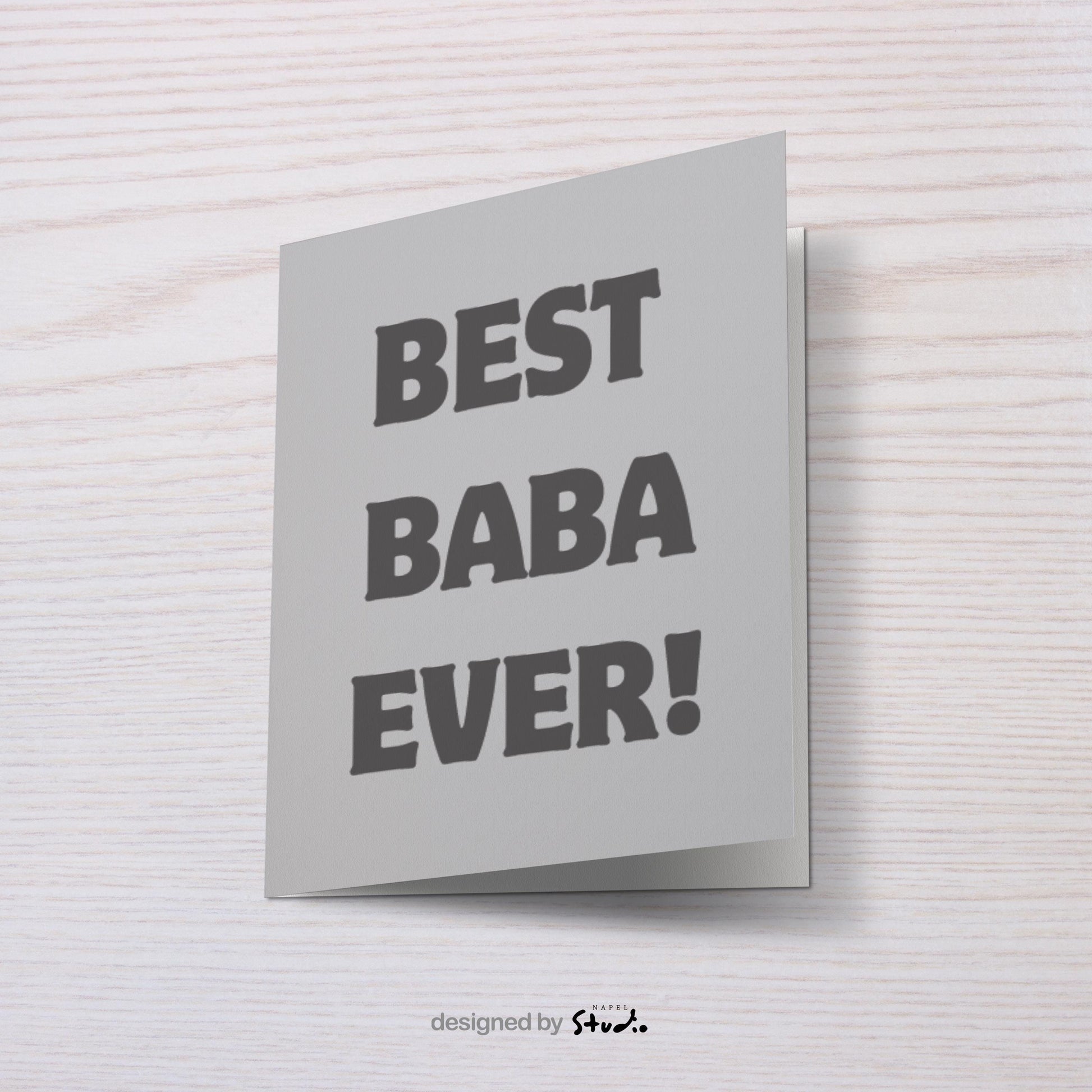 Minimalistische Grußkarte mit grauem Hintergrund und dem Schriftzug „BEST BABA EVER!“. Die schlichte Typografie rückt die Botschaft in den Mittelpunkt und macht die Karte zu einer emotionalen und modernen Grußkarte für Väter. Ideal als Geburtstagskarte, Vatertagskarte oder kleine Aufmerksamkeit für Papa oder Baba.