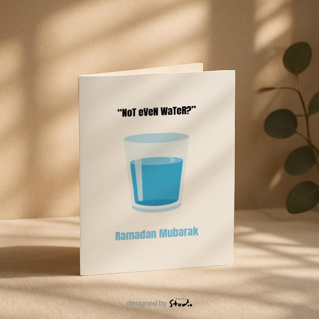 Minimalistische Grußkarte mit einem Glas Wasser und dem Text „Not even water?“ sowie „Ramadan Mubarak“. Die Karte kombiniert Humor mit einer respektvollen Ramadan-Botschaft und eignet sich ideal als moderne Grußkarte für Freunde, Familie oder Kollegen während des Fastenmonats.