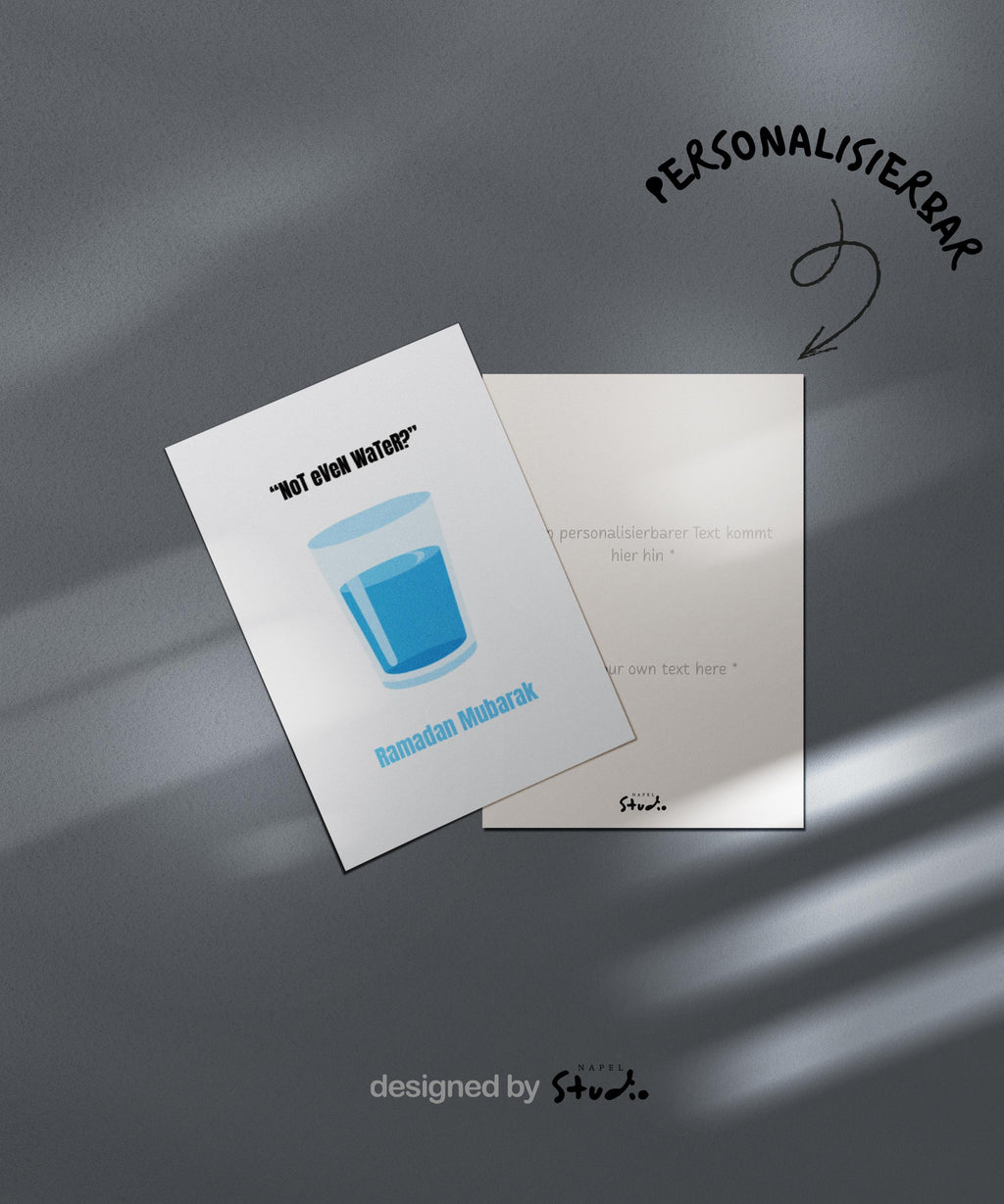Minimalistische Grußkarte mit einem Glas Wasser und dem Text „Not even water?“ sowie „Ramadan Mubarak“. Die Karte kombiniert Humor mit einer respektvollen Ramadan-Botschaft und eignet sich ideal als moderne Grußkarte für Freunde, Familie oder Kollegen während des Fastenmonats.
