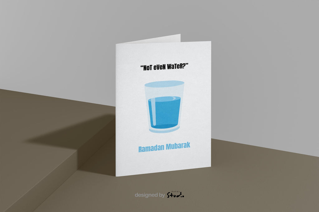 Minimalistische Grußkarte mit einem Glas Wasser und dem Text „Not even water?“ sowie „Ramadan Mubarak“. Die Karte kombiniert Humor mit einer respektvollen Ramadan-Botschaft und eignet sich ideal als moderne Grußkarte für Freunde, Familie oder Kollegen während des Fastenmonats.