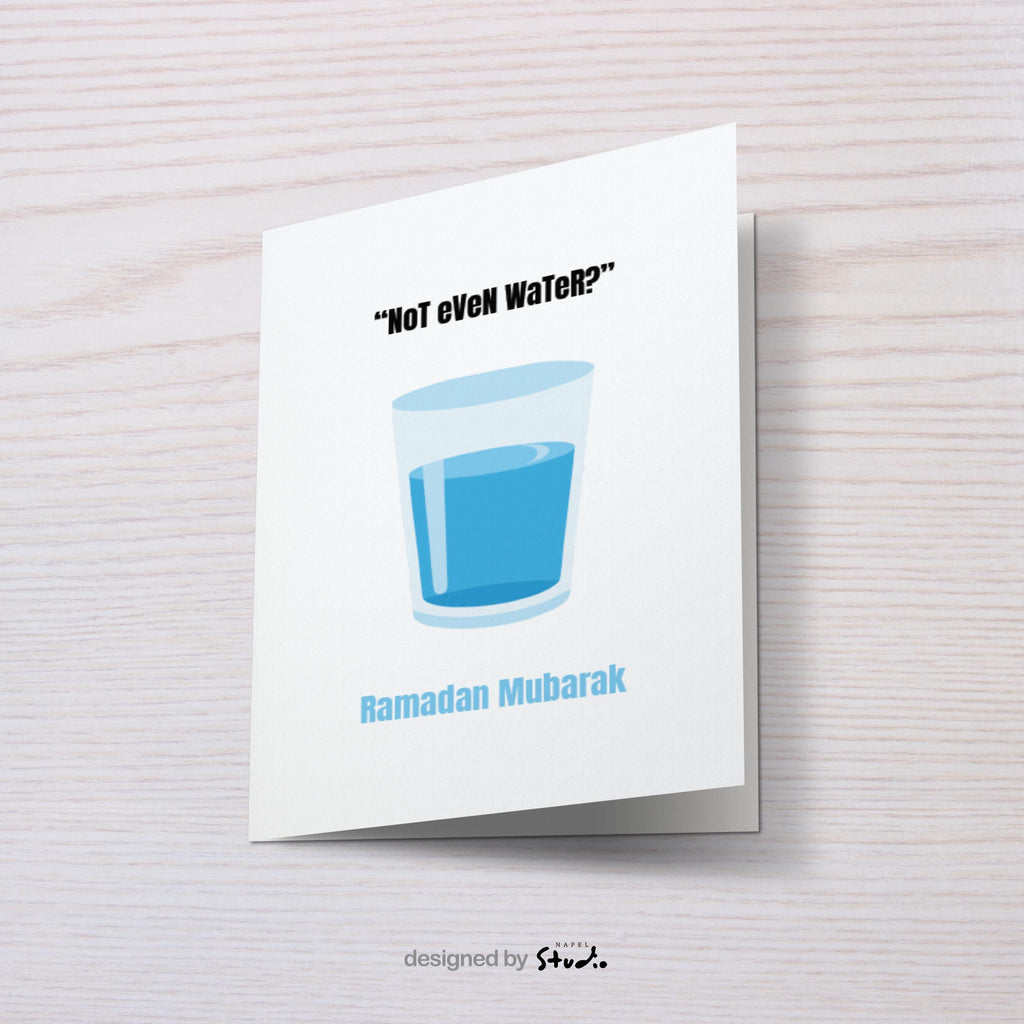Minimalistische Grußkarte mit einem Glas Wasser und dem Text „Not even water?“ sowie „Ramadan Mubarak“. Die Karte kombiniert Humor mit einer respektvollen Ramadan-Botschaft und eignet sich ideal als moderne Grußkarte für Freunde, Familie oder Kollegen während des Fastenmonats.