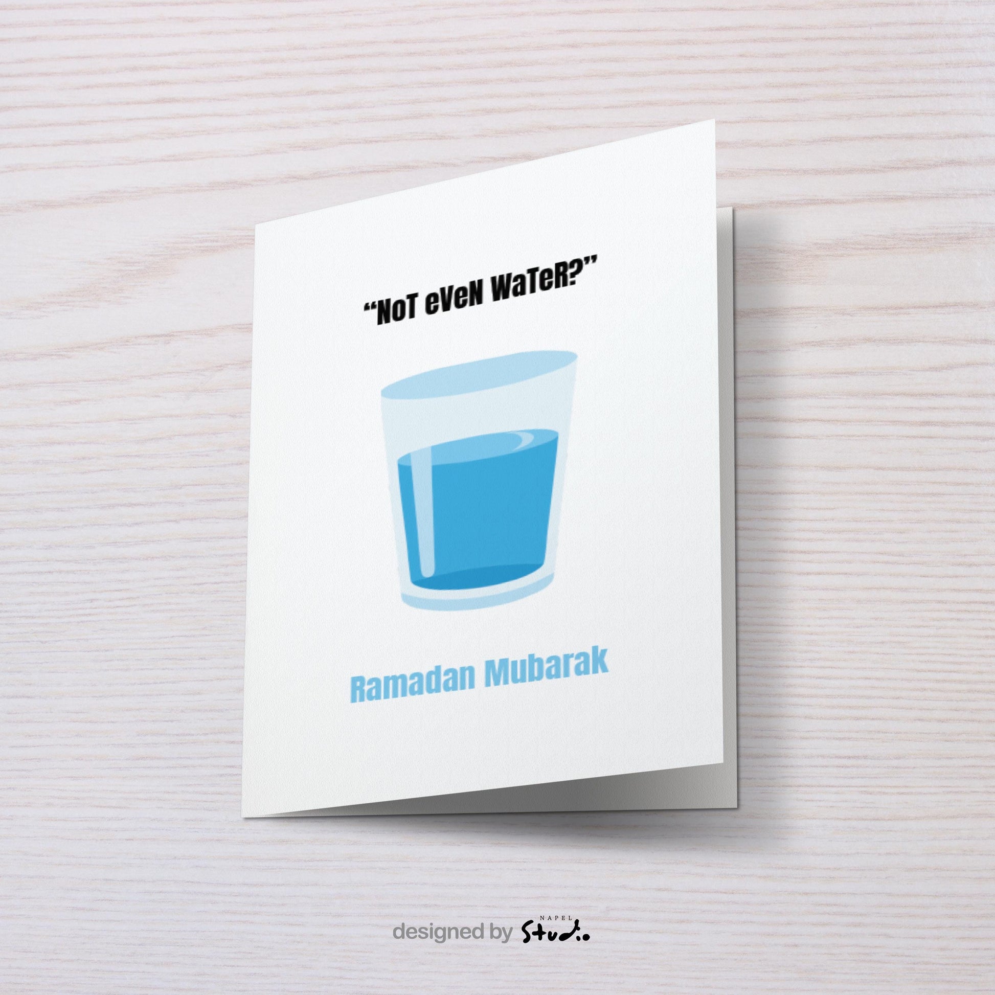 Minimalistische Grußkarte mit einem Glas Wasser und dem Text „Not even water?“ sowie „Ramadan Mubarak“. Die Karte kombiniert Humor mit einer respektvollen Ramadan-Botschaft und eignet sich ideal als moderne Grußkarte für Freunde, Familie oder Kollegen während des Fastenmonats.