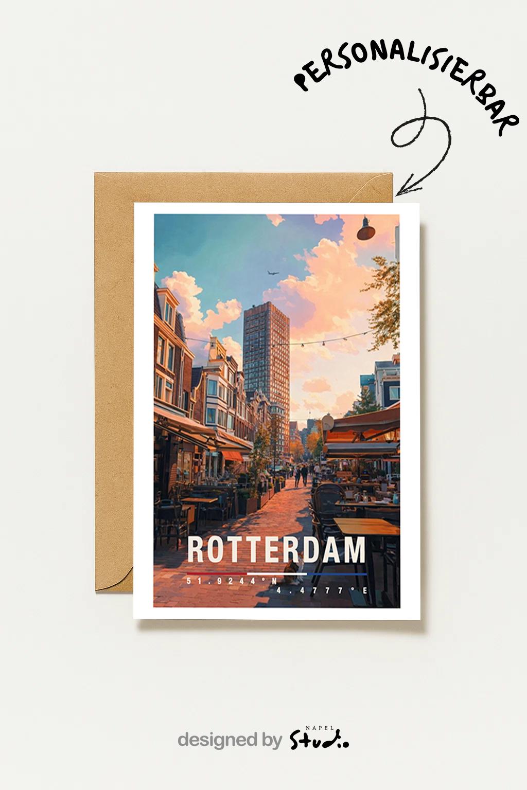 Illustrative Grußkarte mit einer warmen Straßenszene in Rotterdam, Niederlande. Zu sehen sind gemütliche Cafés mit Außentischen, typische niederländische Häuserfassaden und ein moderner Hochhausbau im Hintergrund. Die Abendstimmung mit weichem Licht vermittelt urbanes Flair, Reisegefühl und europäische Stadtromantik. Ideal als Städtegruß, Reisekarte oder Erinnerung an Rotterdam.