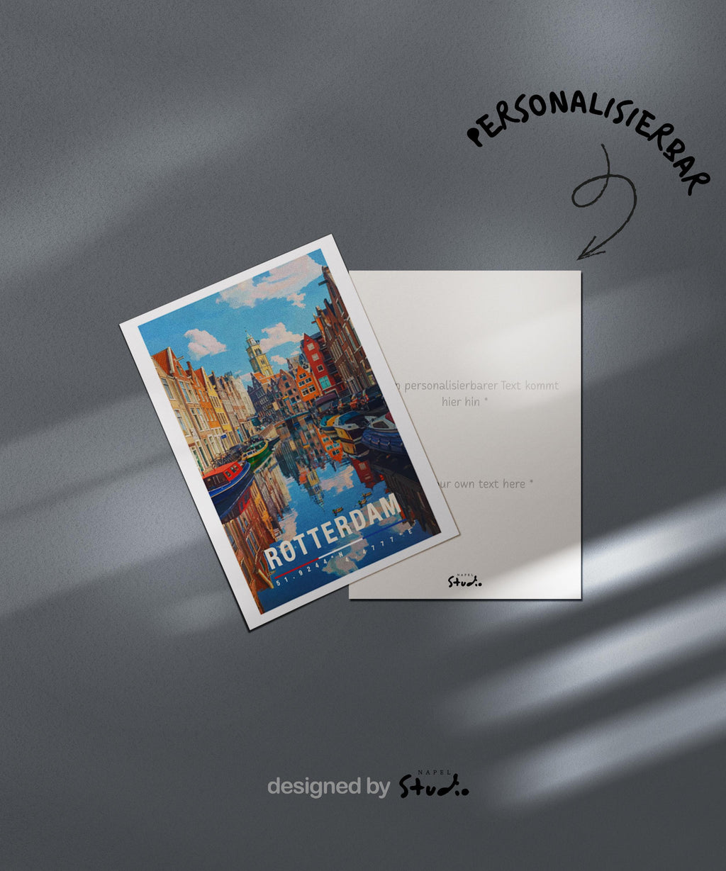 Diese Grußkarte zeigt eine idyllische Gracht in Rotterdam mit spiegelndem Wasser, bunten Häuserfassaden und Booten. Die detailreiche Illustration fängt die ruhige Atmosphäre der niederländischen Wasserstadt ein und vermittelt ein Gefühl von Reise, Entschleunigung und urbaner Romantik. Perfekt als Grußkarte, Reisekarte oder Erinnerung an die Niederlande.