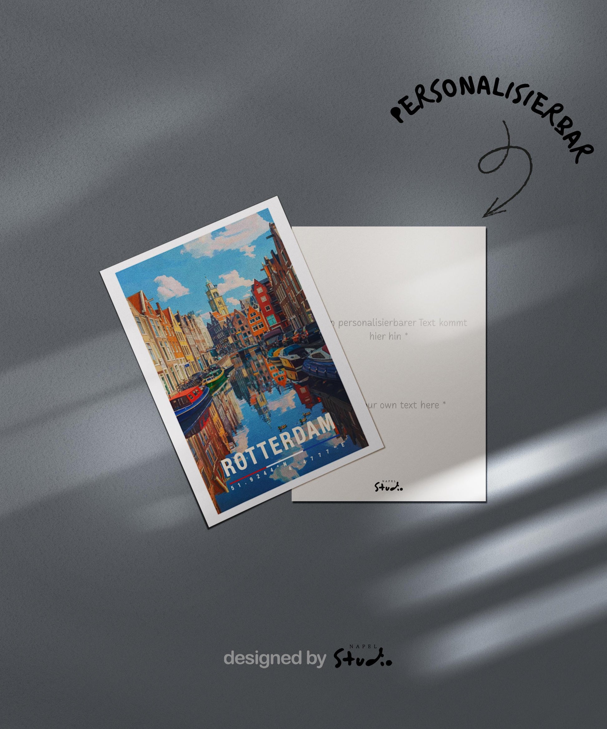 Diese Grußkarte zeigt eine idyllische Gracht in Rotterdam mit spiegelndem Wasser, bunten Häuserfassaden und Booten. Die detailreiche Illustration fängt die ruhige Atmosphäre der niederländischen Wasserstadt ein und vermittelt ein Gefühl von Reise, Entschleunigung und urbaner Romantik. Perfekt als Grußkarte, Reisekarte oder Erinnerung an die Niederlande.