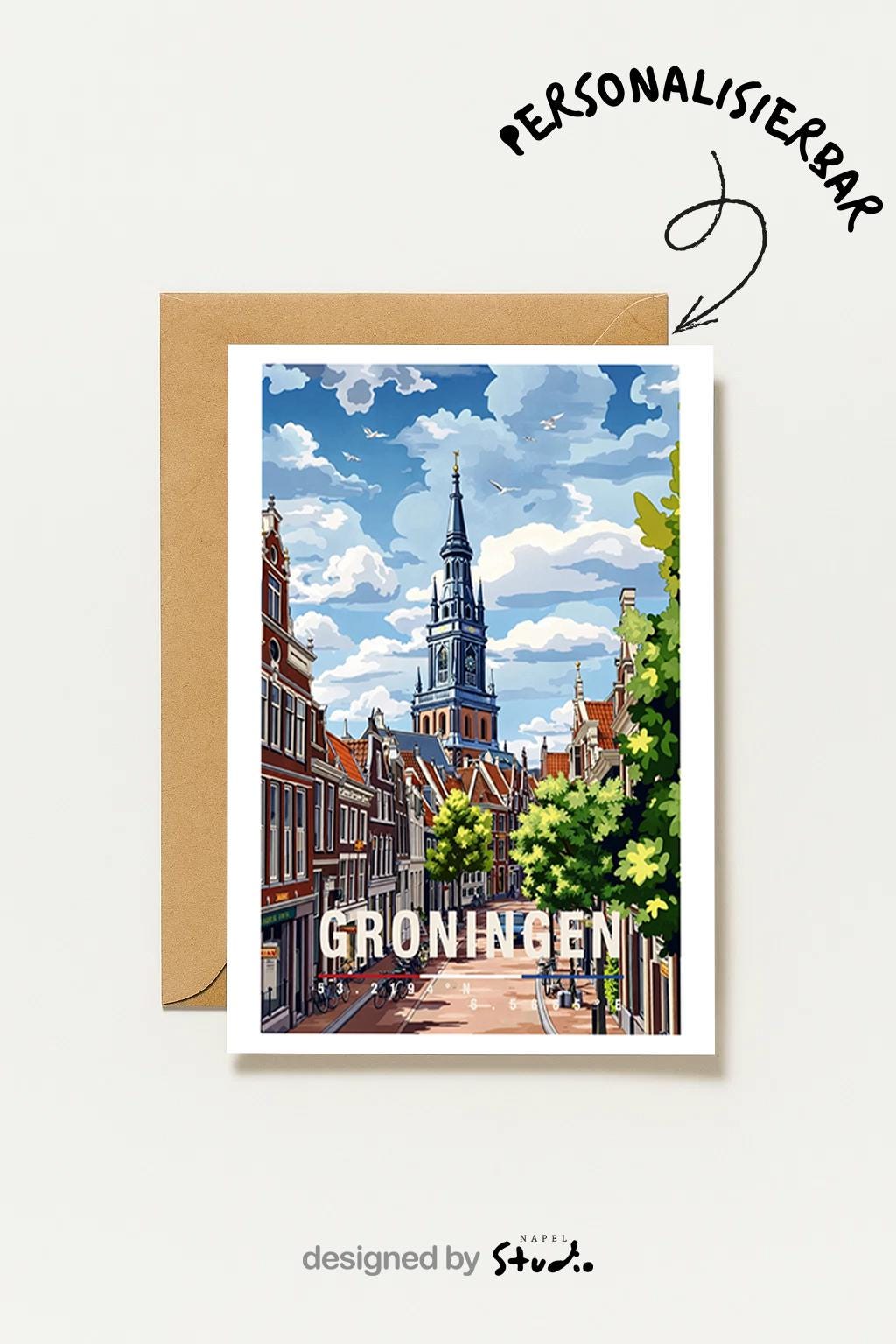 Illustrative Grußkarte mit Blick auf Groningen. Zu sehen sind historische Häuserreihen, grüne Bäume und der markante Kirchturm der Stadt. Die Szene verbindet Ruhe und urbanes Leben und eignet sich hervorragend als Reisekarte oder liebevoller Städtegruß aus den Niederlanden.
