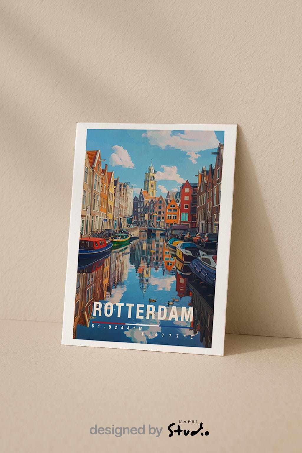 Diese Grußkarte zeigt eine idyllische Gracht in Rotterdam mit spiegelndem Wasser, bunten Häuserfassaden und Booten. Die detailreiche Illustration fängt die ruhige Atmosphäre der niederländischen Wasserstadt ein und vermittelt ein Gefühl von Reise, Entschleunigung und urbaner Romantik. Perfekt als Grußkarte, Reisekarte oder Erinnerung an die Niederlande.