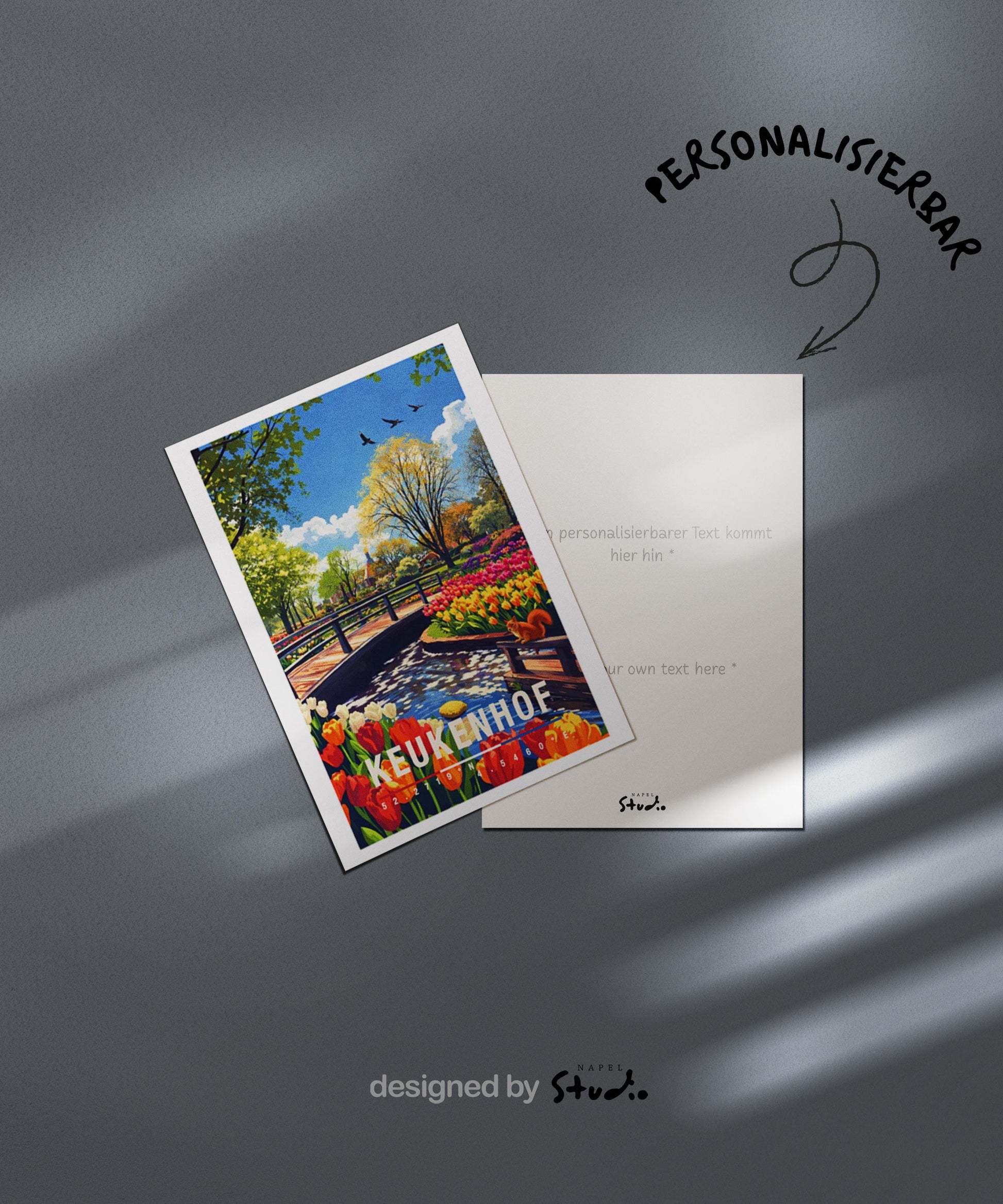 Farbenfrohe Grußkarte mit Blick auf den Keukenhof in den Niederlanden. Zu sehen sind blühende Tulpenbeete, ein kleiner Bach und eine Brücke inmitten einer gepflegten Gartenlandschaft. Die Illustration strahlt Frühling, Natur und Ruhe aus und eignet sich perfekt als Blumen- oder Reisekarte.