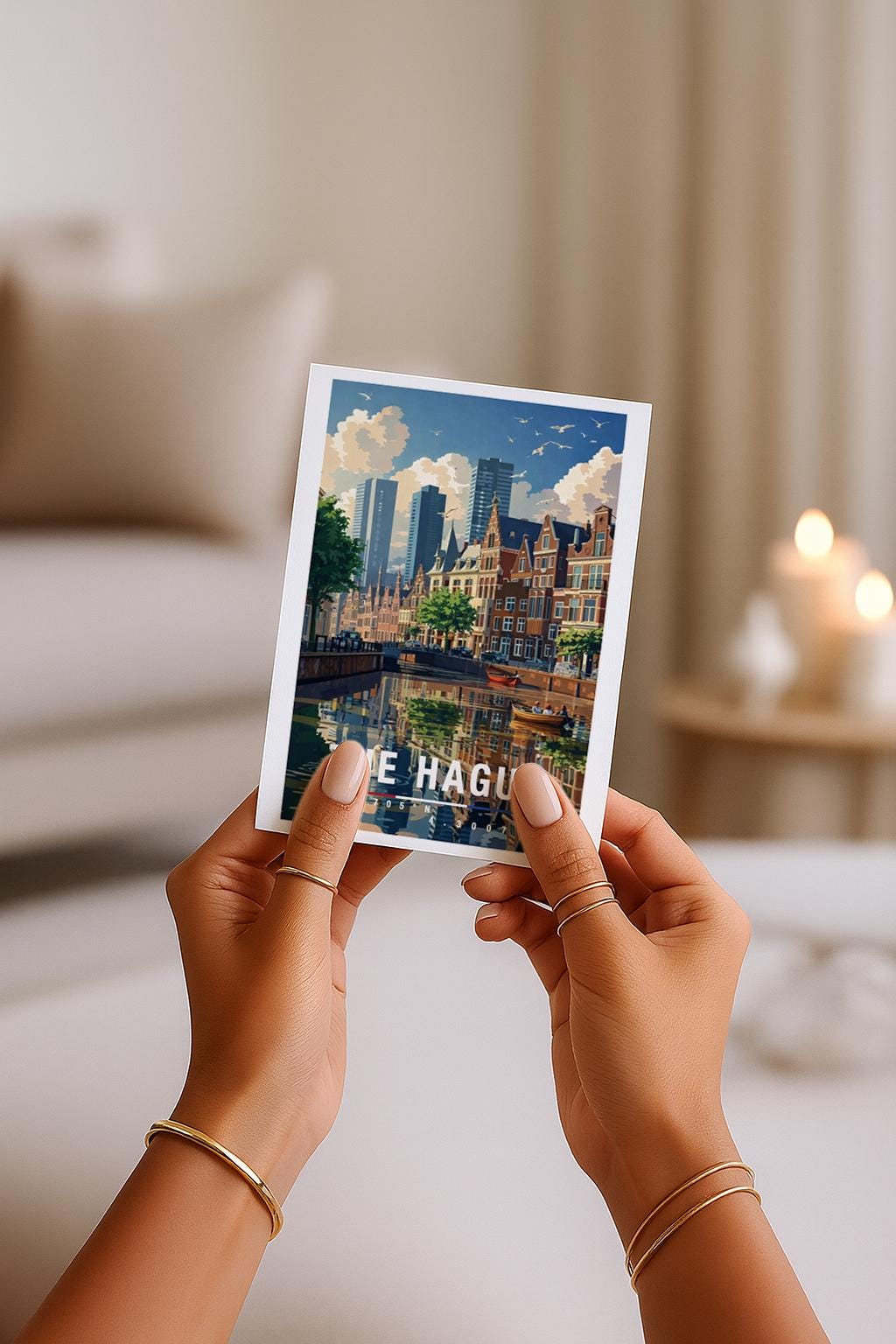 Illustrative Grußkarte mit Blick auf die historische Altstadt von Den Haag. Zu sehen sind klassische Backsteinfassaden, Kirchtürme und urbane Architektur vor einem dramatischen Himmel. Die Szene verbindet Tradition und Moderne und eignet sich ideal als stilvolle Reisekarte oder persönlicher Städtegruß aus den Niederlanden.