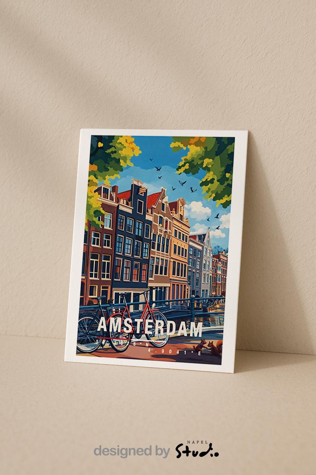 Illustrative Grußkarte mit mehreren Fahrrädern an einer Amsterdamer Gracht, umgeben von typischen schmalen Häuserfassaden. Die Szene steht für Alltag, Freiheit und urbanes Lebensgefühl in den Niederlanden und eignet sich ideal als moderne Reisekarte oder Städtegruß.