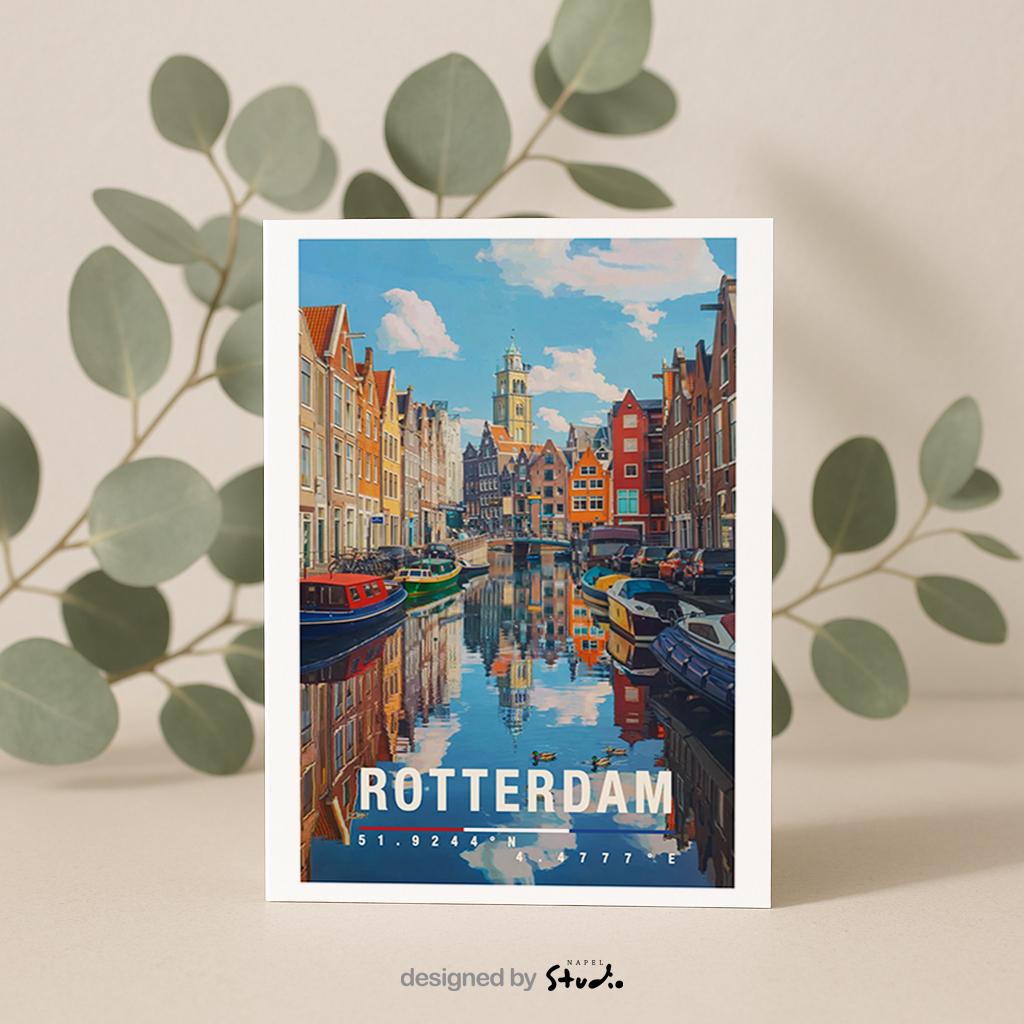 Diese Grußkarte zeigt eine idyllische Gracht in Rotterdam mit spiegelndem Wasser, bunten Häuserfassaden und Booten. Die detailreiche Illustration fängt die ruhige Atmosphäre der niederländischen Wasserstadt ein und vermittelt ein Gefühl von Reise, Entschleunigung und urbaner Romantik. Perfekt als Grußkarte, Reisekarte oder Erinnerung an die Niederlande.