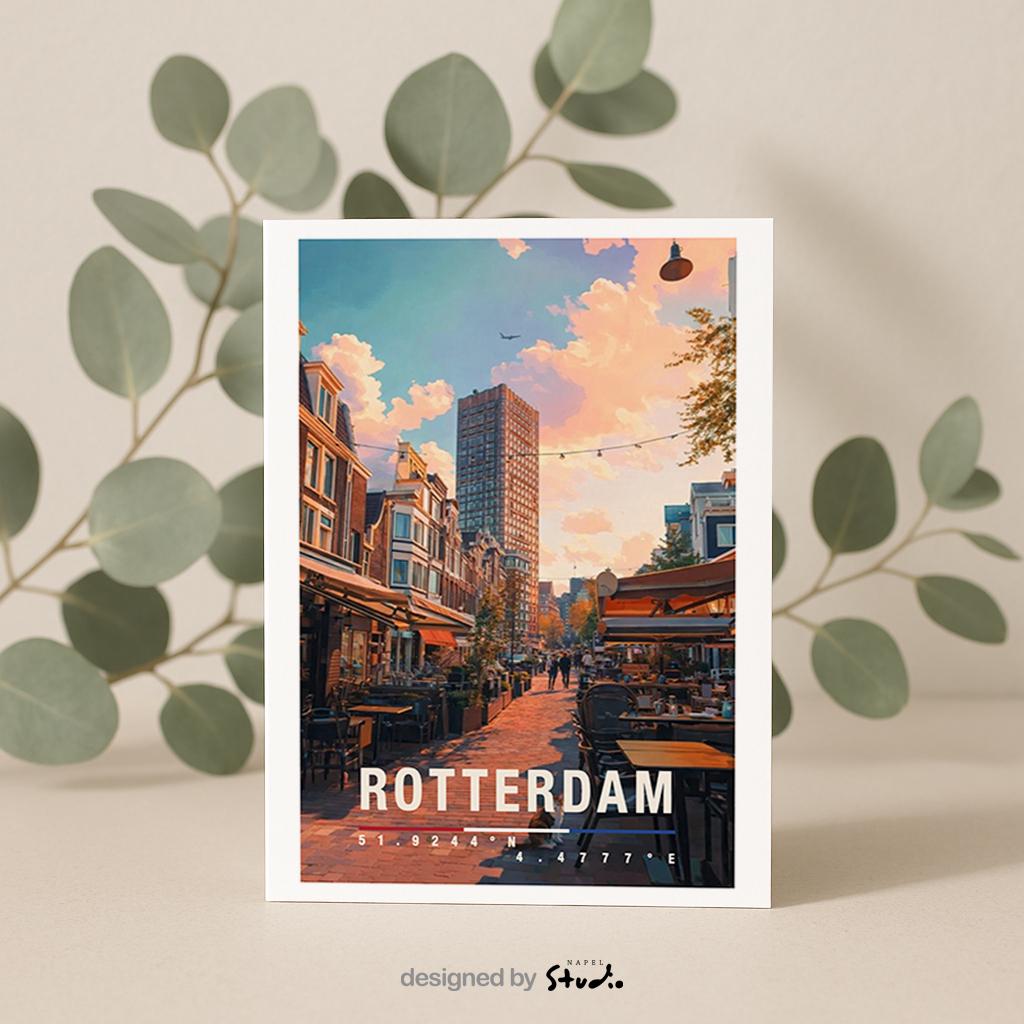Illustrative Grußkarte mit einer warmen Straßenszene in Rotterdam, Niederlande. Zu sehen sind gemütliche Cafés mit Außentischen, typische niederländische Häuserfassaden und ein moderner Hochhausbau im Hintergrund. Die Abendstimmung mit weichem Licht vermittelt urbanes Flair, Reisegefühl und europäische Stadtromantik. Ideal als Städtegruß, Reisekarte oder Erinnerung an Rotterdam.