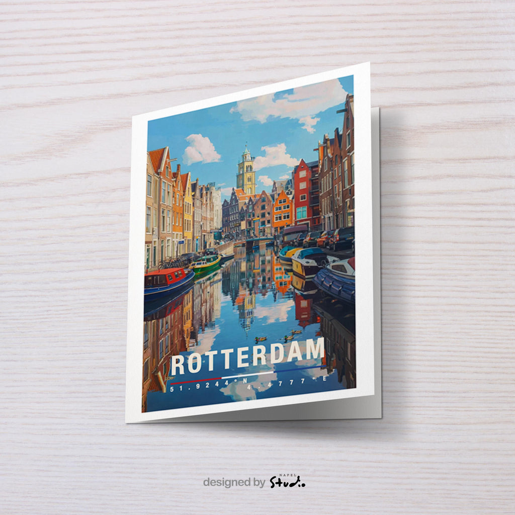 Diese Grußkarte zeigt eine idyllische Gracht in Rotterdam mit spiegelndem Wasser, bunten Häuserfassaden und Booten. Die detailreiche Illustration fängt die ruhige Atmosphäre der niederländischen Wasserstadt ein und vermittelt ein Gefühl von Reise, Entschleunigung und urbaner Romantik. Perfekt als Grußkarte, Reisekarte oder Erinnerung an die Niederlande.