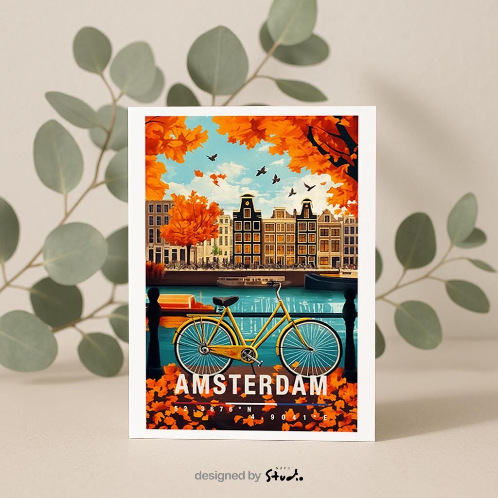 Diese Grußkarte zeigt eine herbstliche Szene in Amsterdam mit bunten Blättern, typischen Grachtenhäusern und einem Fahrrad am Wasser. Die warme Farbpalette vermittelt Gemütlichkeit, Nostalgie und typisches Amsterdam-Flair – perfekt als Reisekarte oder liebevoller Städtegruß.