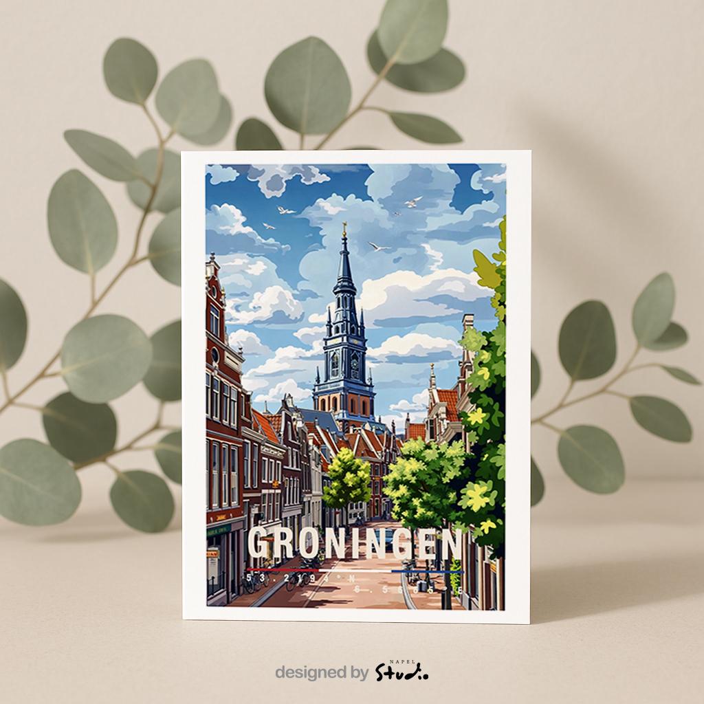 Illustrative Grußkarte mit Blick auf Groningen. Zu sehen sind historische Häuserreihen, grüne Bäume und der markante Kirchturm der Stadt. Die Szene verbindet Ruhe und urbanes Leben und eignet sich hervorragend als Reisekarte oder liebevoller Städtegruß aus den Niederlanden.