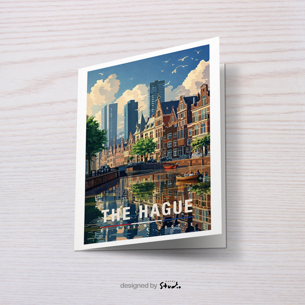 Illustrative Grußkarte mit Blick auf die historische Altstadt von Den Haag. Zu sehen sind klassische Backsteinfassaden, Kirchtürme und urbane Architektur vor einem dramatischen Himmel. Die Szene verbindet Tradition und Moderne und eignet sich ideal als stilvolle Reisekarte oder persönlicher Städtegruß aus den Niederlanden.