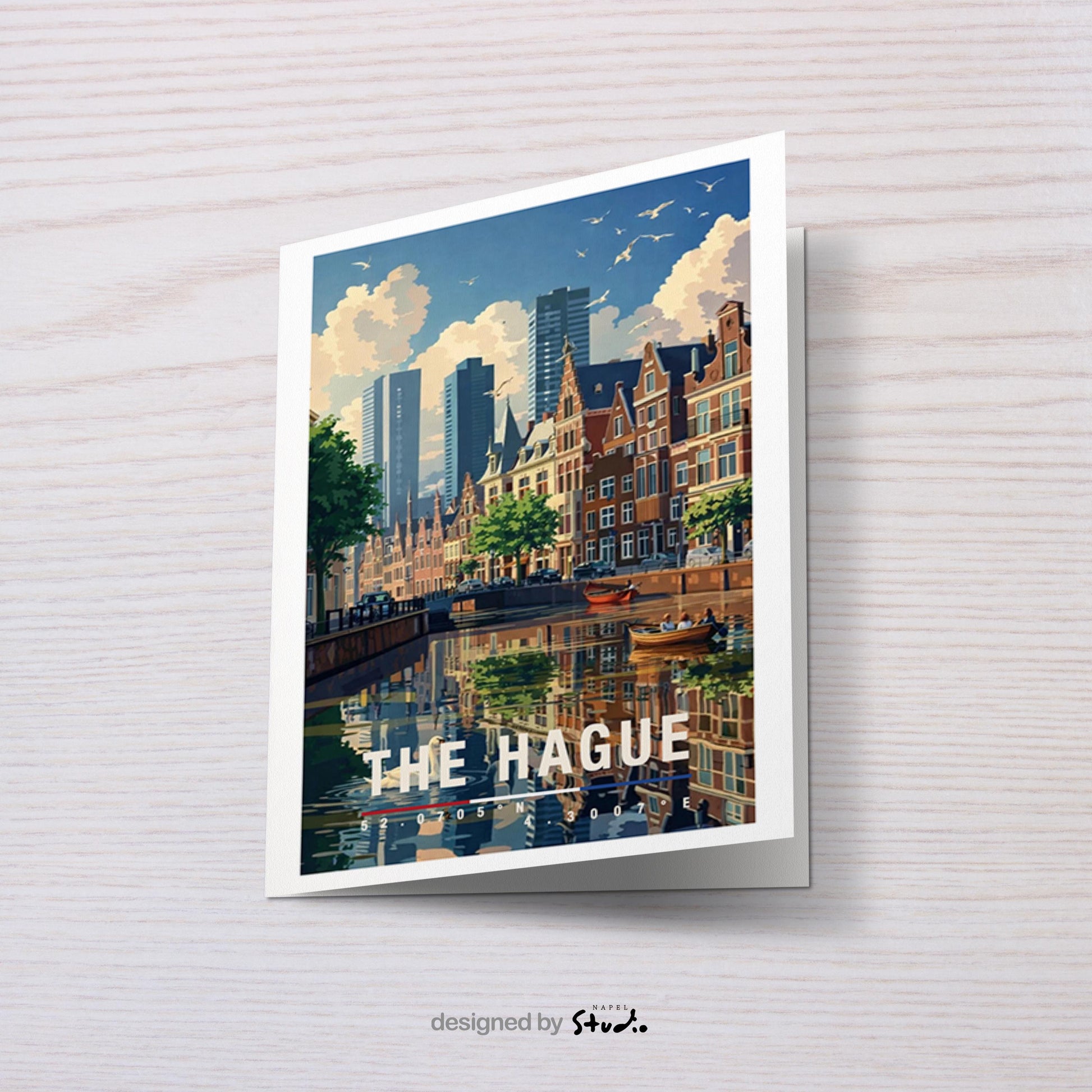 Illustrative Grußkarte mit Blick auf die historische Altstadt von Den Haag. Zu sehen sind klassische Backsteinfassaden, Kirchtürme und urbane Architektur vor einem dramatischen Himmel. Die Szene verbindet Tradition und Moderne und eignet sich ideal als stilvolle Reisekarte oder persönlicher Städtegruß aus den Niederlanden.