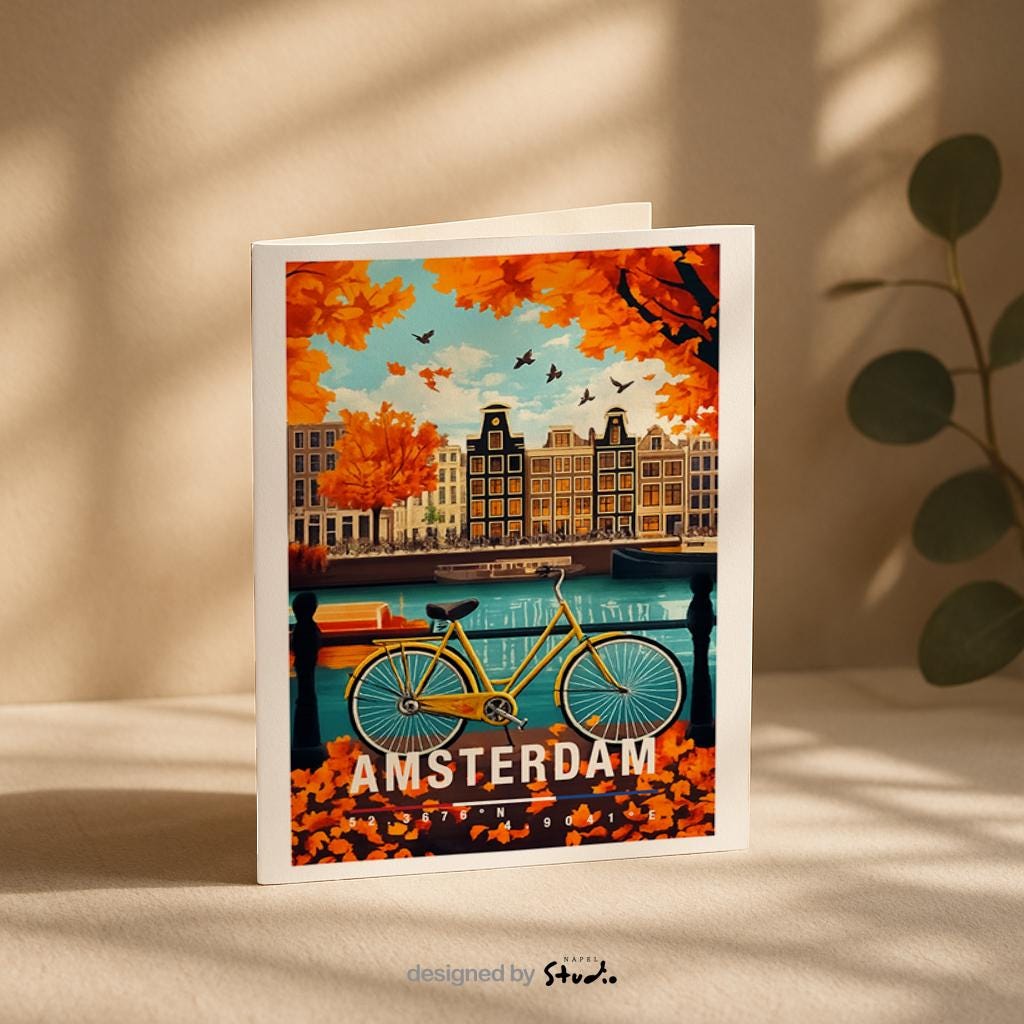 Diese Grußkarte zeigt eine herbstliche Szene in Amsterdam mit bunten Blättern, typischen Grachtenhäusern und einem Fahrrad am Wasser. Die warme Farbpalette vermittelt Gemütlichkeit, Nostalgie und typisches Amsterdam-Flair – perfekt als Reisekarte oder liebevoller Städtegruß.
